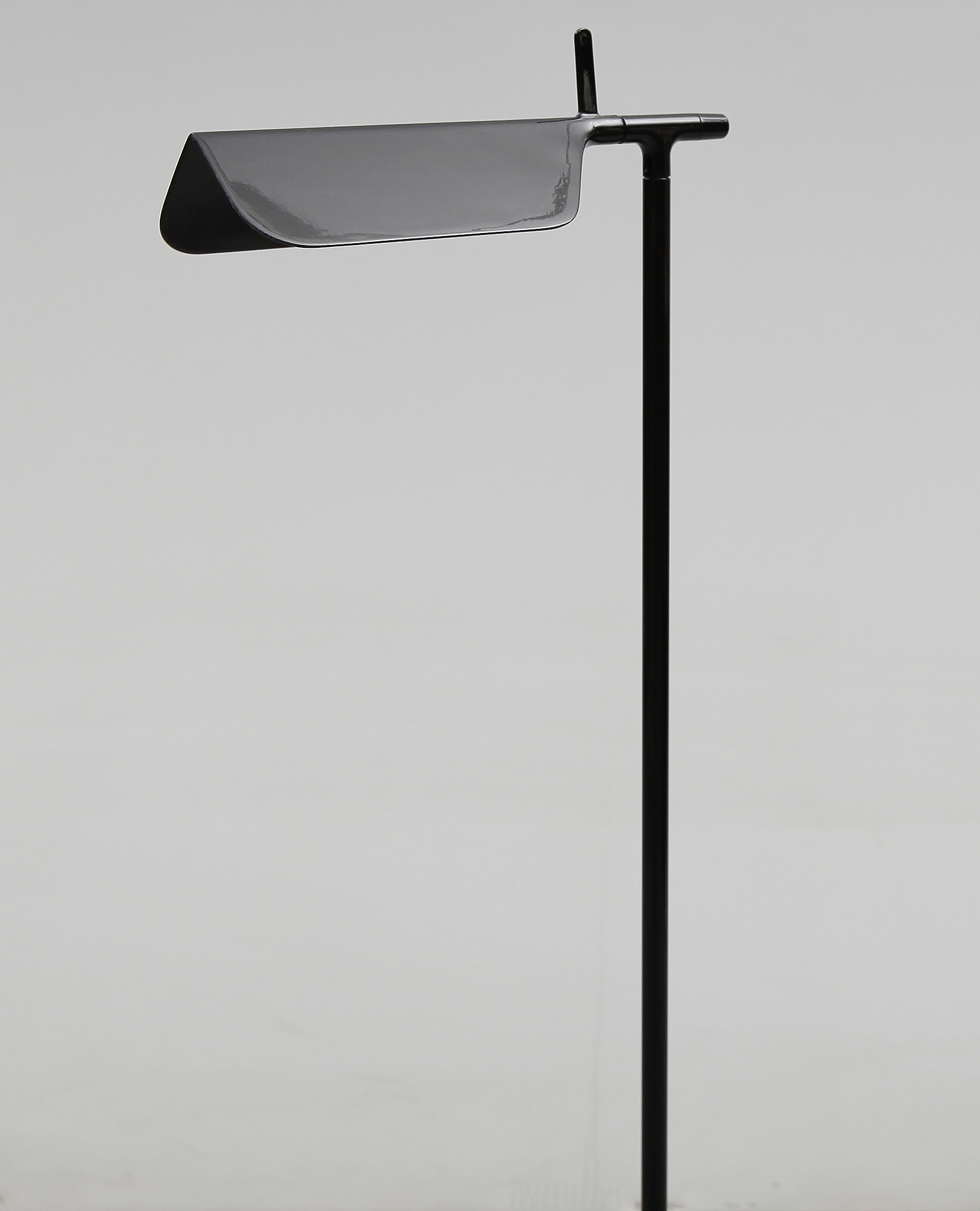 GOLVLAMPA, Flos, "Tab", Barber & Osgerby, 2000tal. Bukowskis