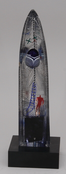 532. SKULPTUR, glas. Bertil Vallien, Kosta Boda. Sign, dat -92, numr 725.