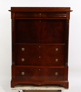 55699. CHIFFONJÉ. Nyrenässansstil, 1900-tal.