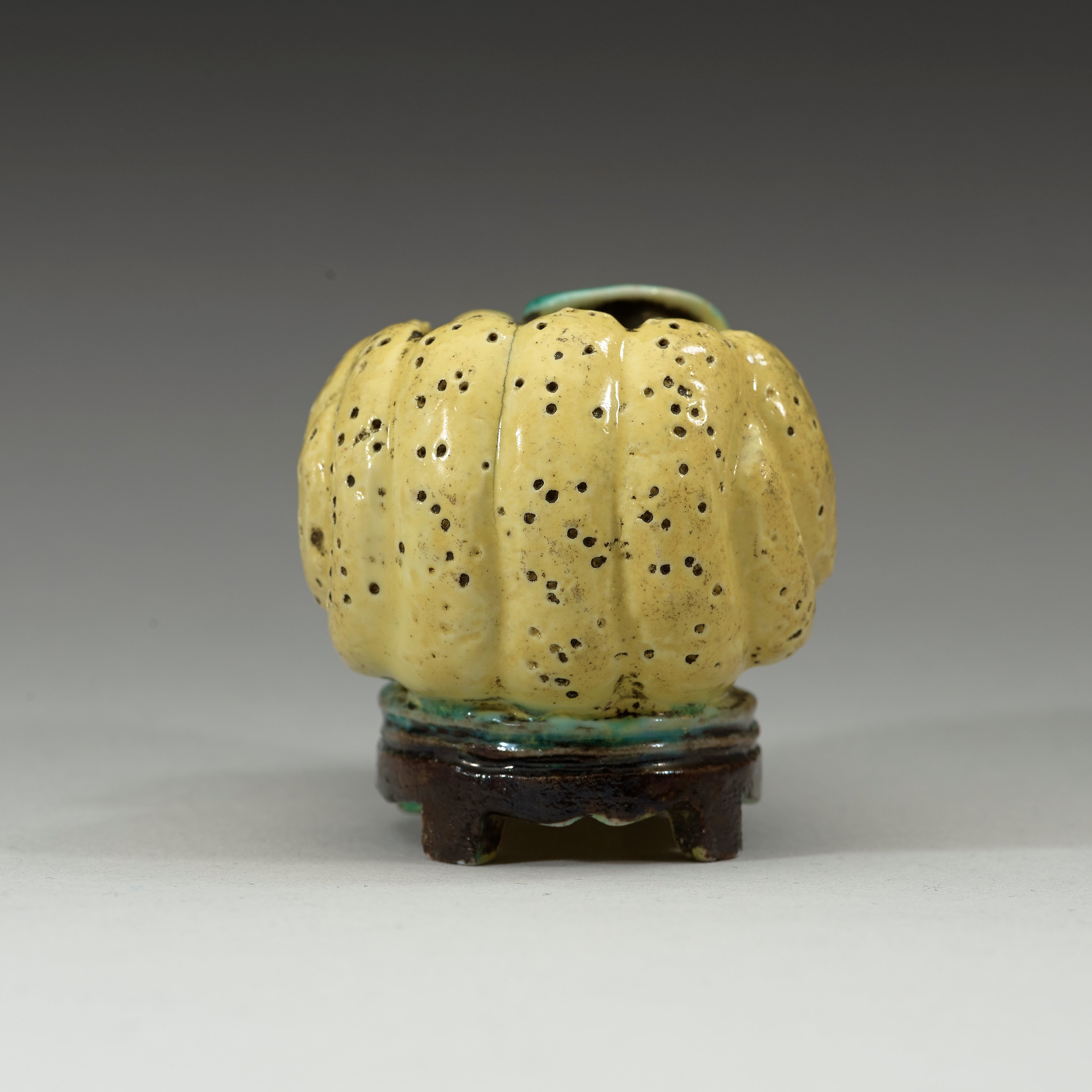 A yellow bisquit brush washer, Qing dynasty 19th century. Bukowskis