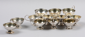 57471. PUNCHMUGGAR, 12 st, silver, bl a CG Hallberg, Göteborg samt Stockholm, 1944-72, 422 g.
