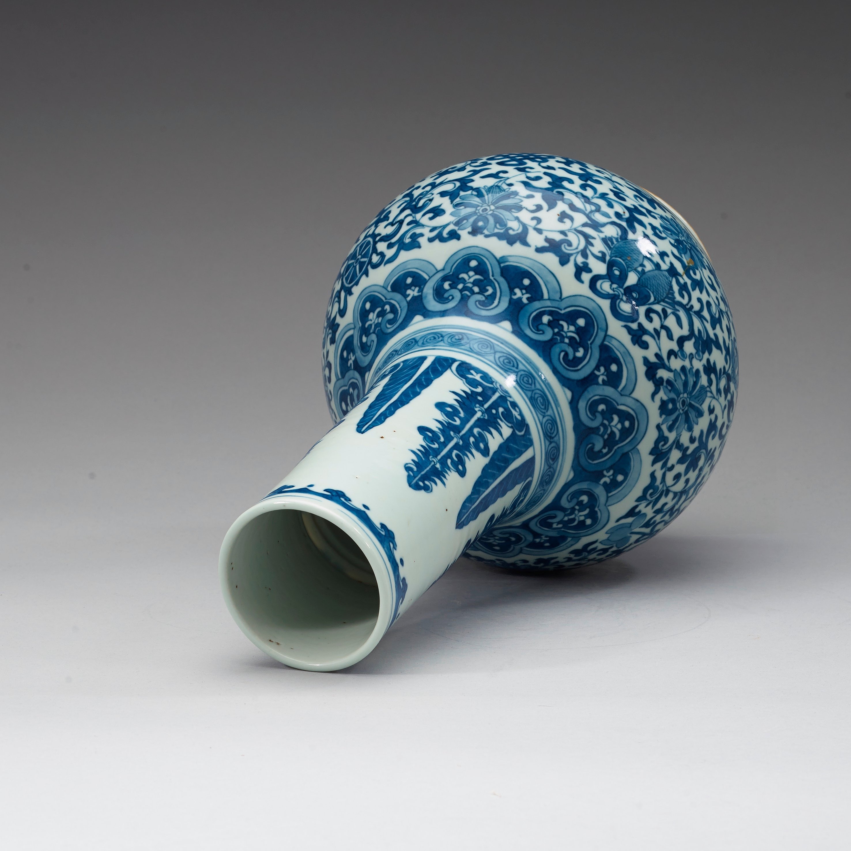 A blue and white tianqiuping vase, Qing dynasty, 19th century with