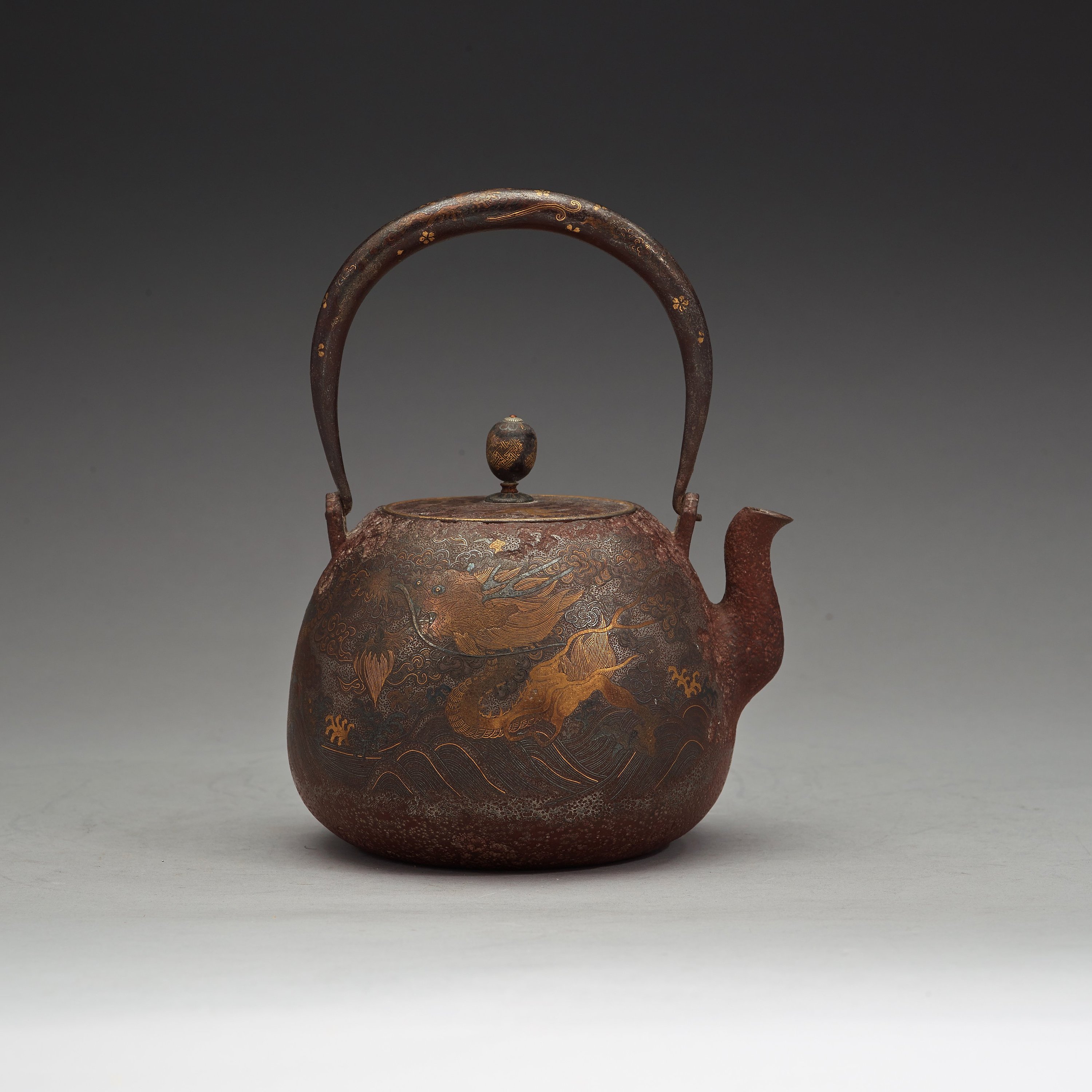 A Japanese teapot with cover, Meiji (18681912). Bukowskis