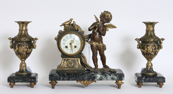 61857. BORDSPENDYL samt URNOR, 2 st, Louis XVI-stil, 1900-tal.