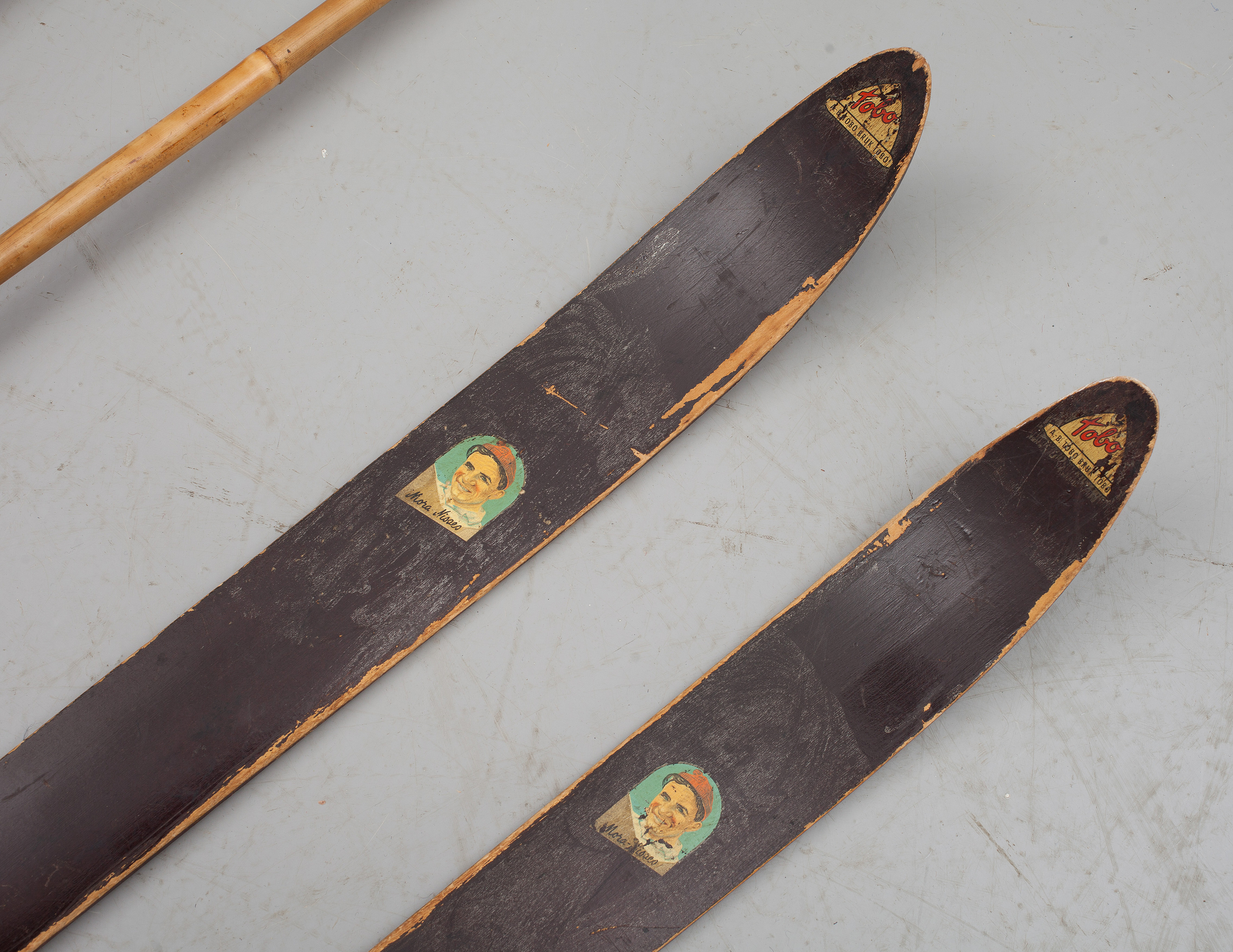 SKIDOR, ett par, märkta "Mora Nisses",Tobo Bruk AB samt stavar, 1900