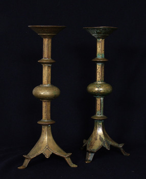 62891. LJUSSTAKAR, ett par, mässing, nygotik, 18001900-tal.
