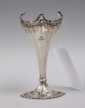 63285. VAS, silver, Mappin  Webb Limited, London, 1914. Ca 135 g.