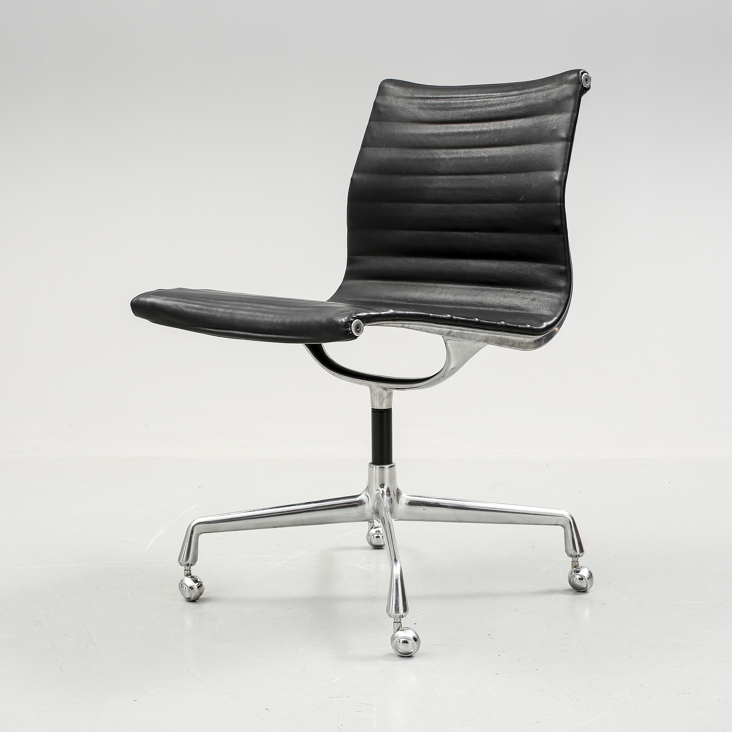 Stol, modell ea105, aluminium group, design charles & ray eames ... Vitra spisestuestol