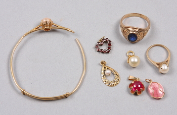 66073. PARTI SMYCKEN, 8 st, guld, 10-18K, 1900-tal. Total vikt 25 gram.