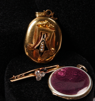 66423. PARTI SMYCKEN, 3 delar, bl a briljanter, 18 K guld och stelingsilver, 1800-1900-tal.