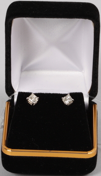 6663. ÖRHÄNGEN, ett par . Vitguld  med diamanter. Tot 1,0ct. WesseltoncrystalSI.