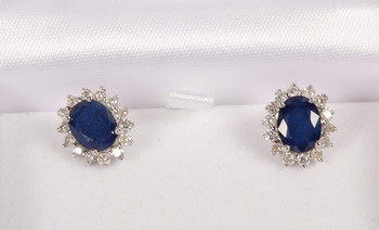 6675. ÖRHÄNGEN, ett par. Vitguld med safir och diamanter.