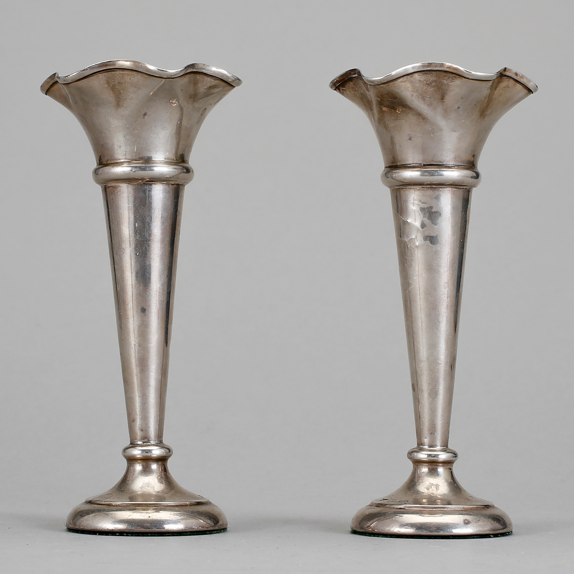 VASER, ett par, silver, Walker & Hall, Sheffield, England, 1921. Bukowskis