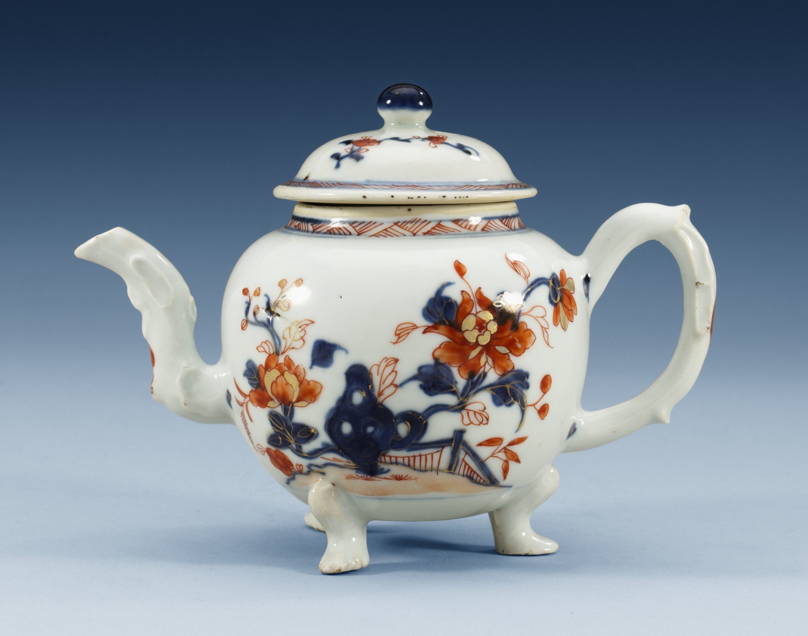 An imari teapot with cover, Qing dynasty, Qianlong (173695). Bukowskis