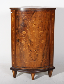 7527. HÖRNSKÅP. Mahogny. 1900-tal.