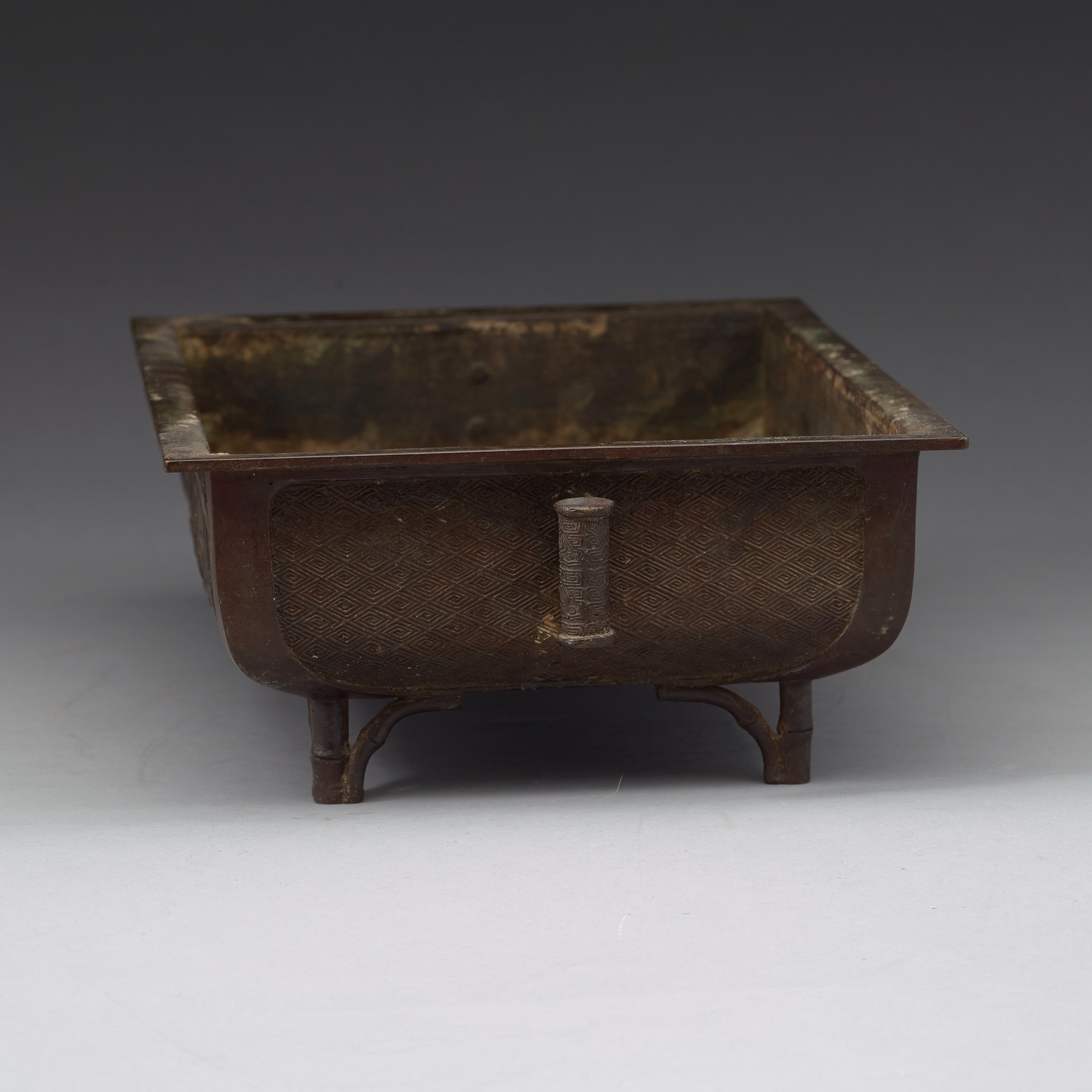 A large Japanese bronze flower pot, Meiji (18681912). Bukowskis