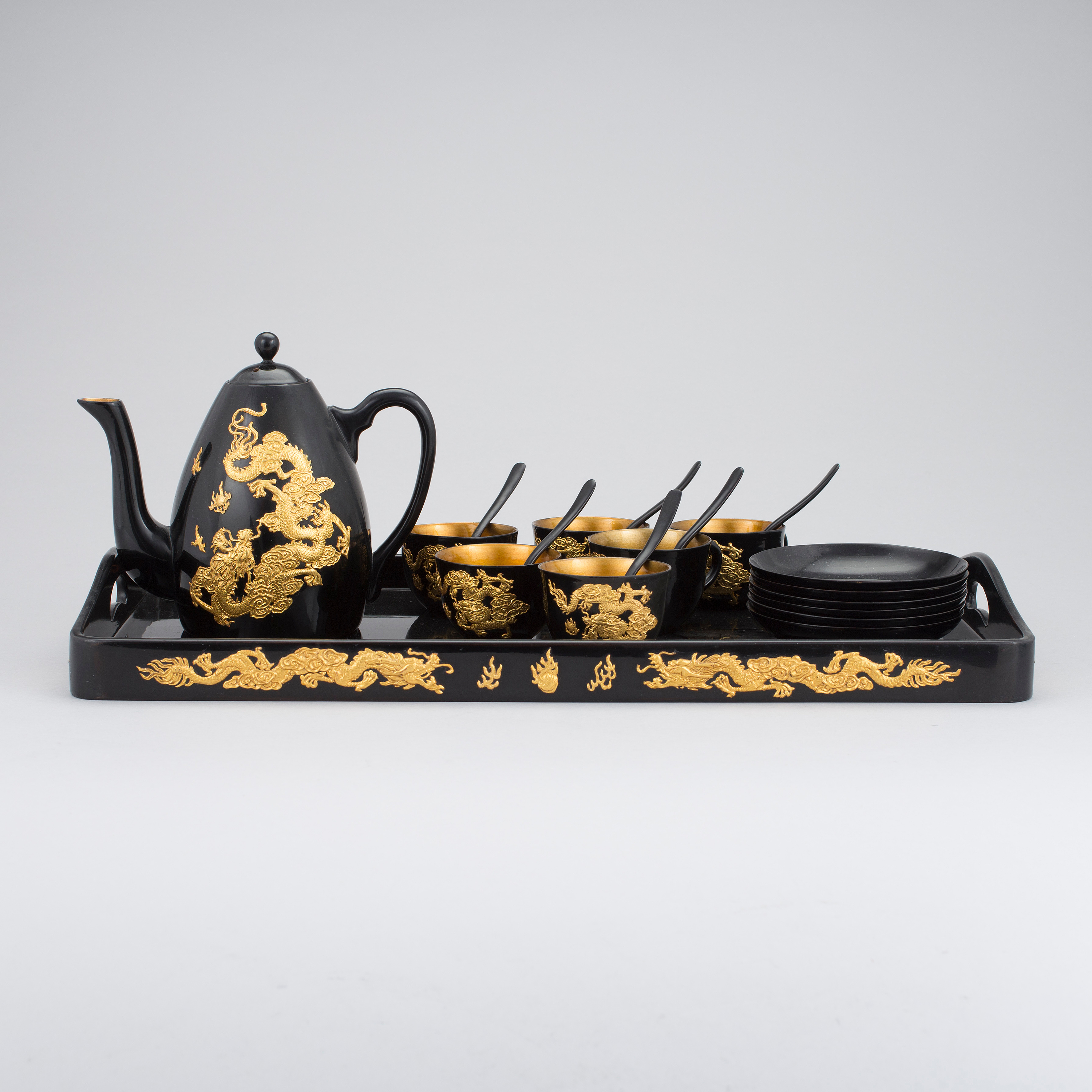 A black lacquer tea service, Japan, 20th Century. Bukowskis