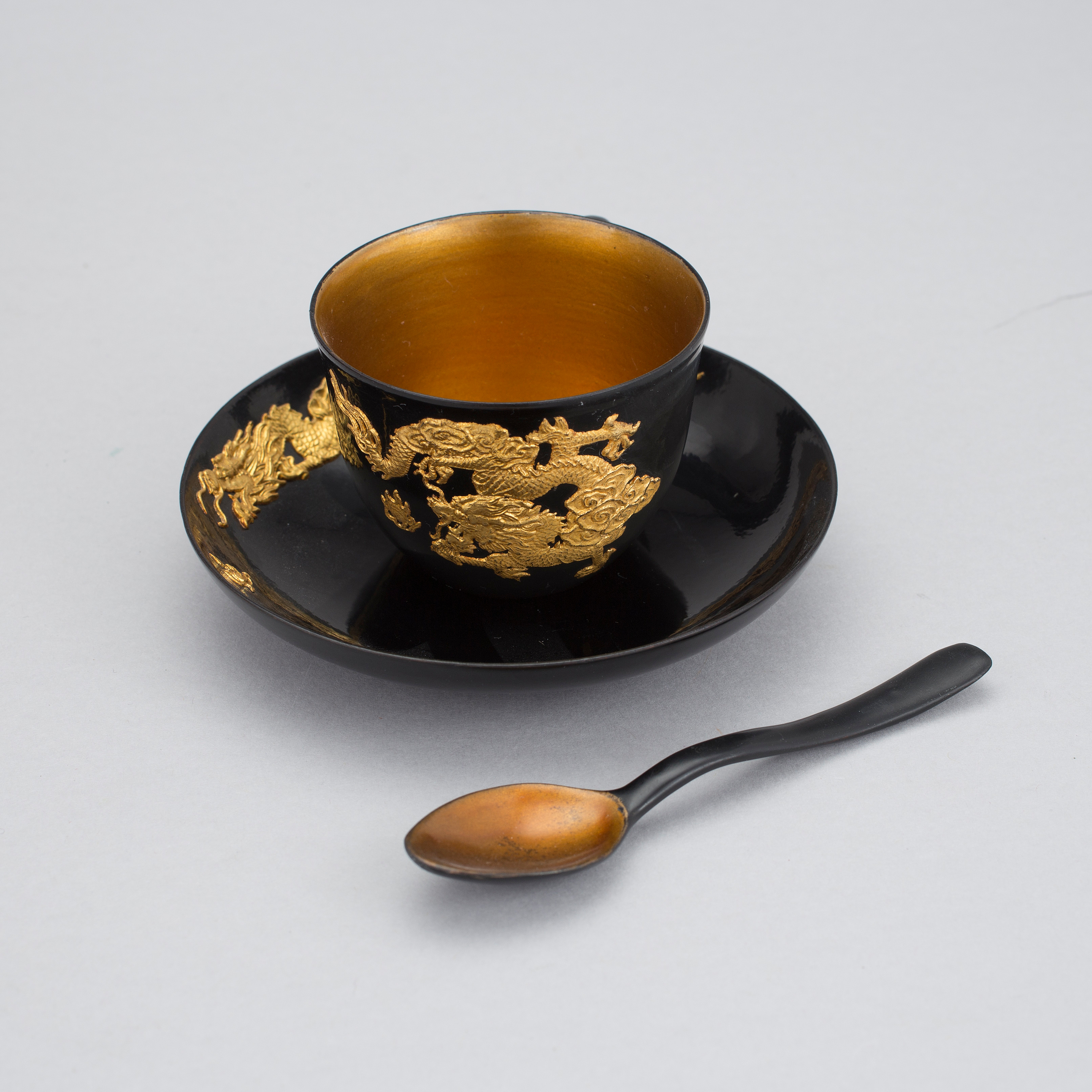 A black lacquer tea service, Japan, 20th Century. Bukowskis