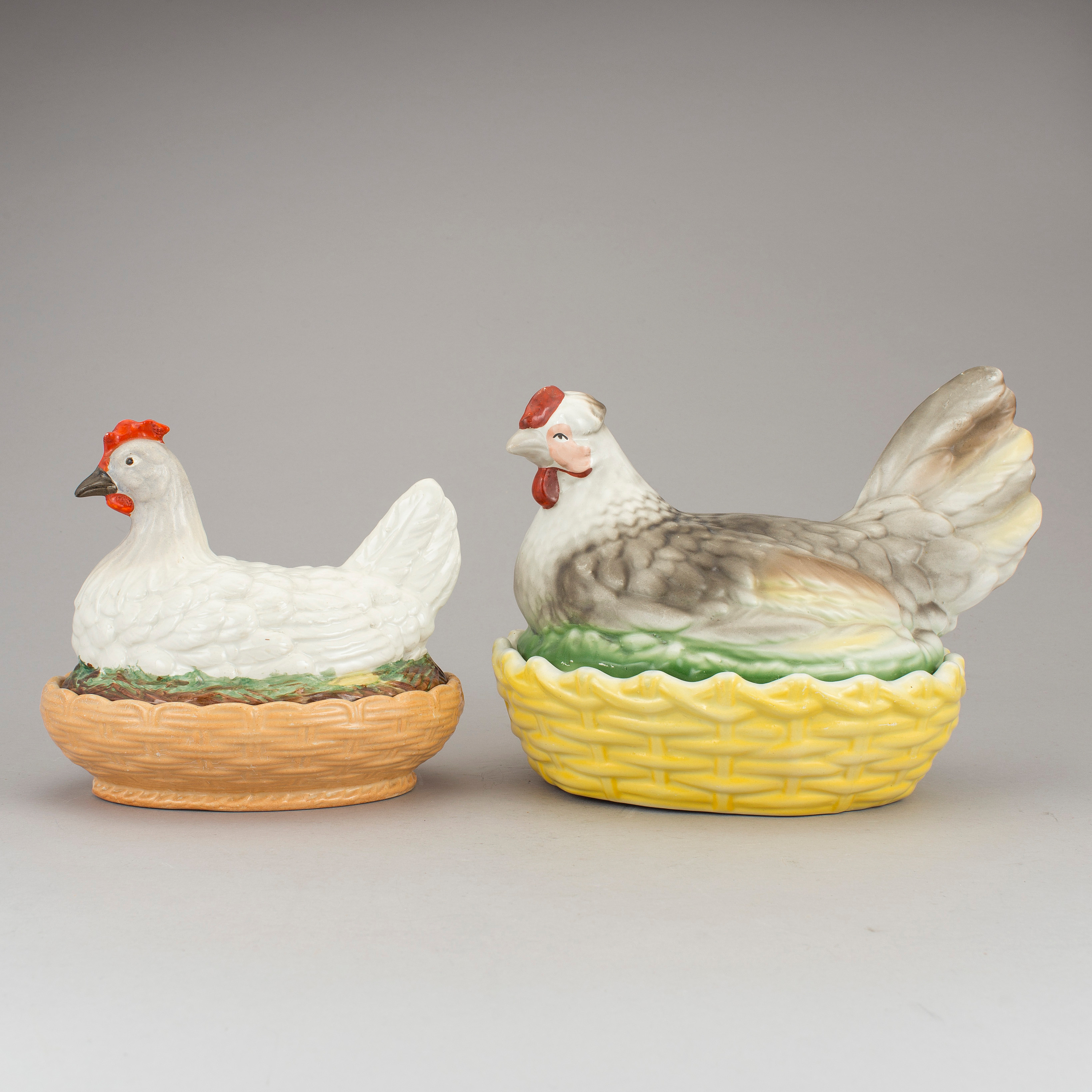 Two henshaped egg baskets one manufactured by Rörstrand. Bukowskis