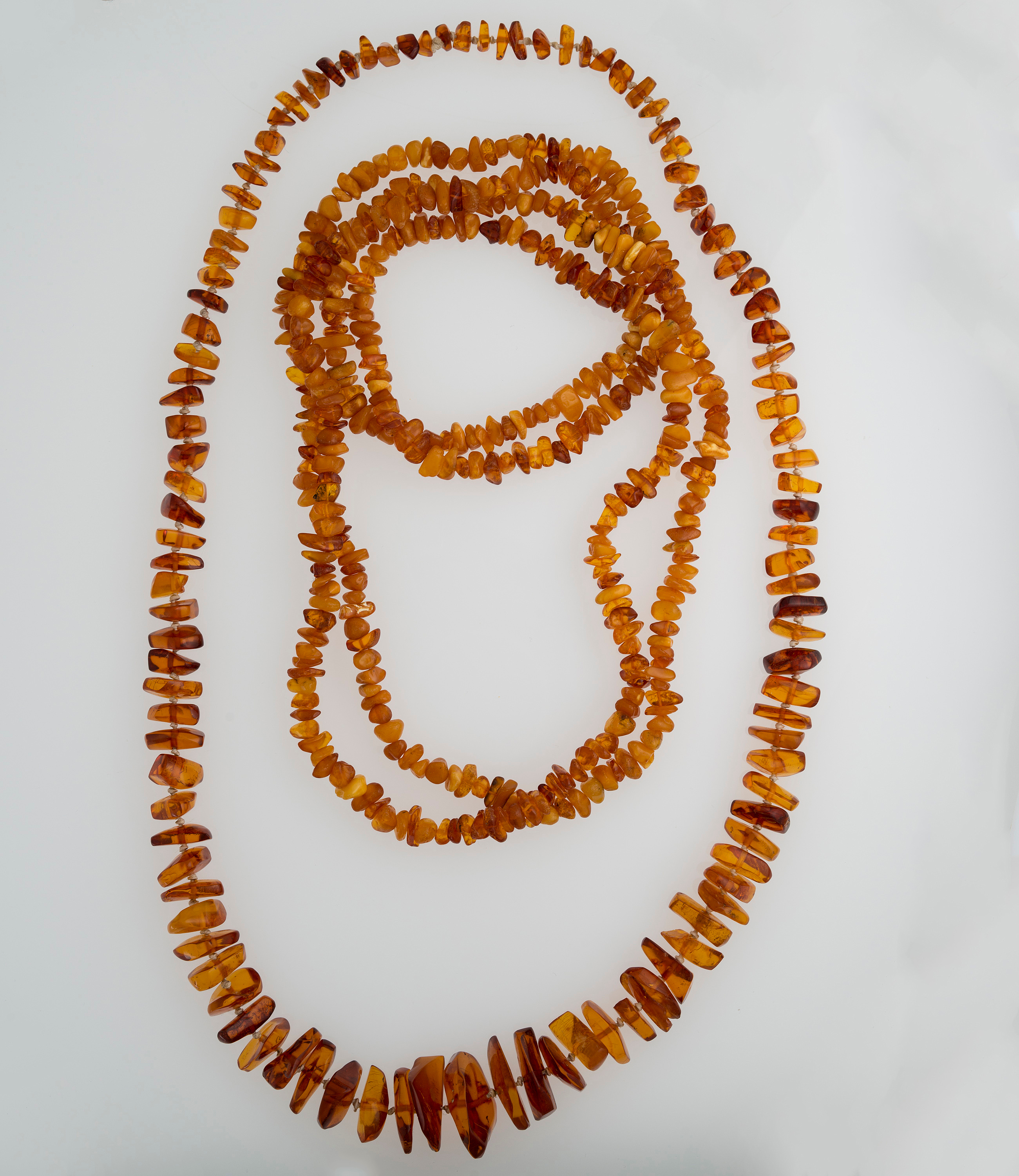 NECKLACES, 2 pcs, amber. Bukowskis