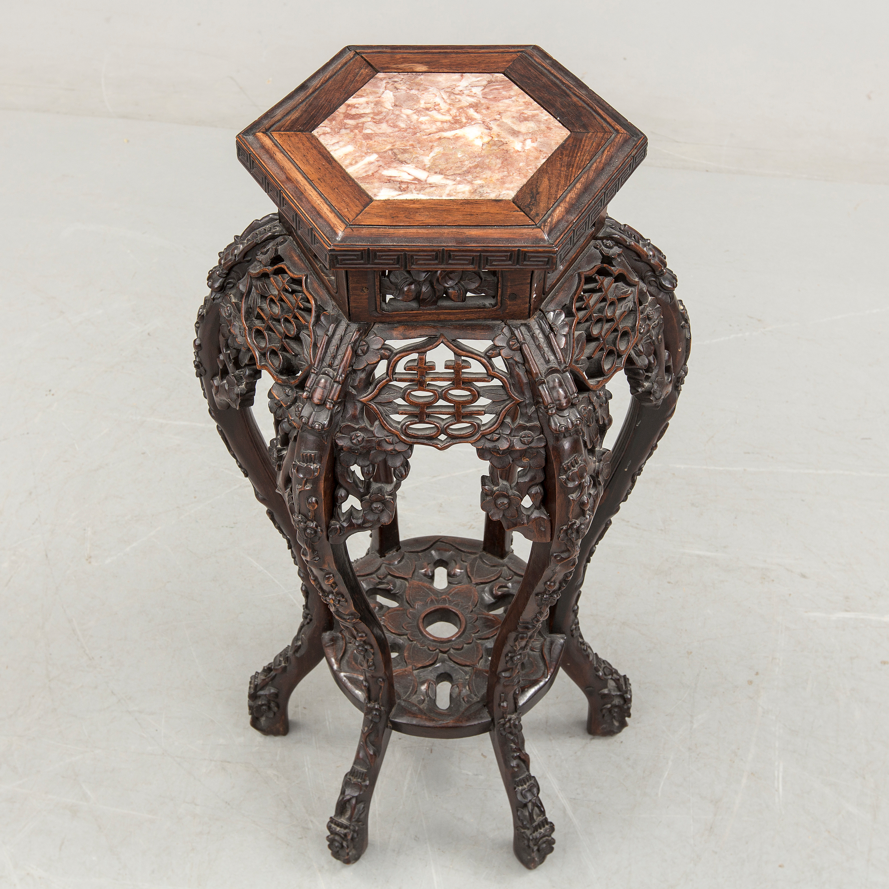 A Chinese carved wood pedestal, 20th Century. Bukowskis