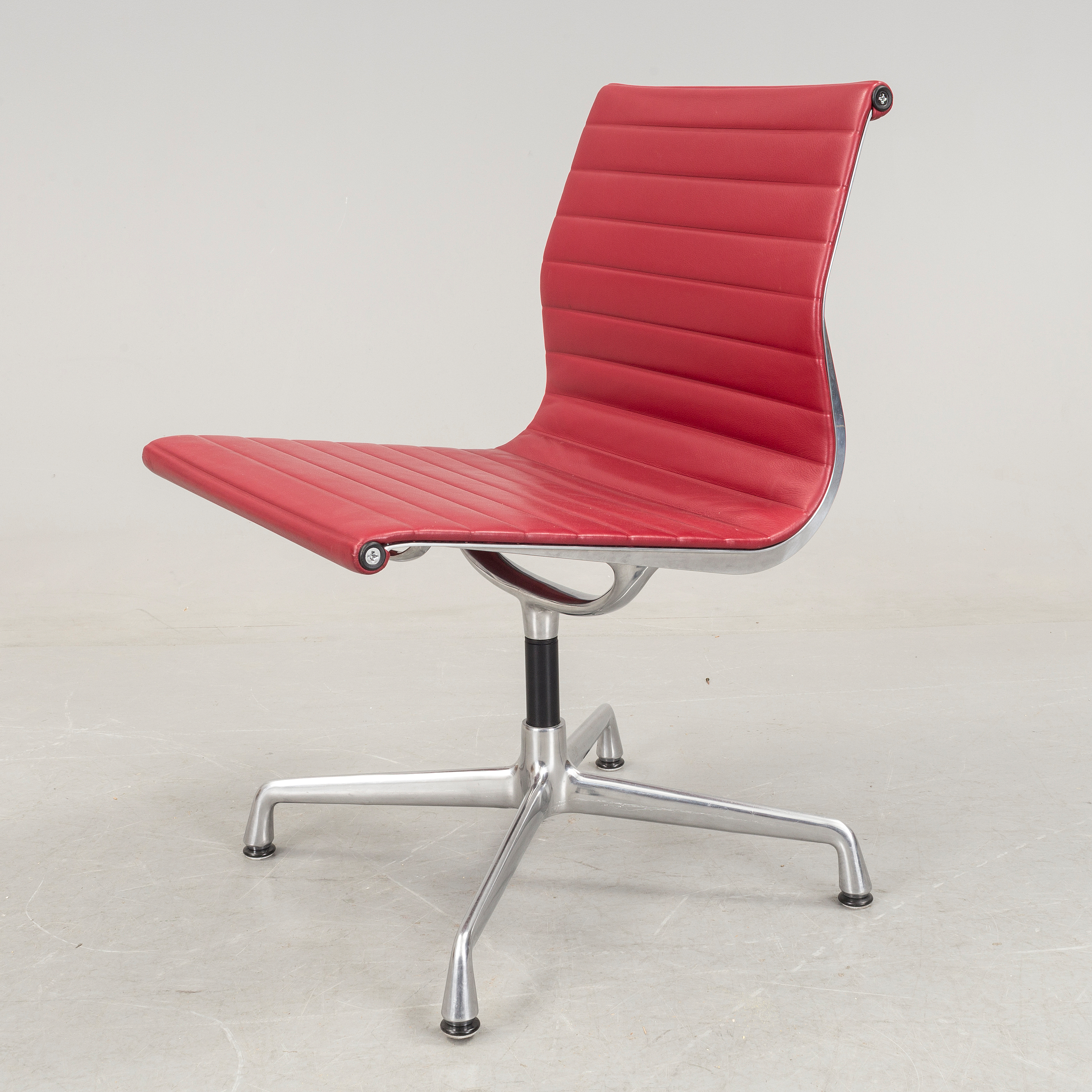 Auktionstipset charles & ray eames stol, aluminium chair, modell ... Vitra spisestuestol