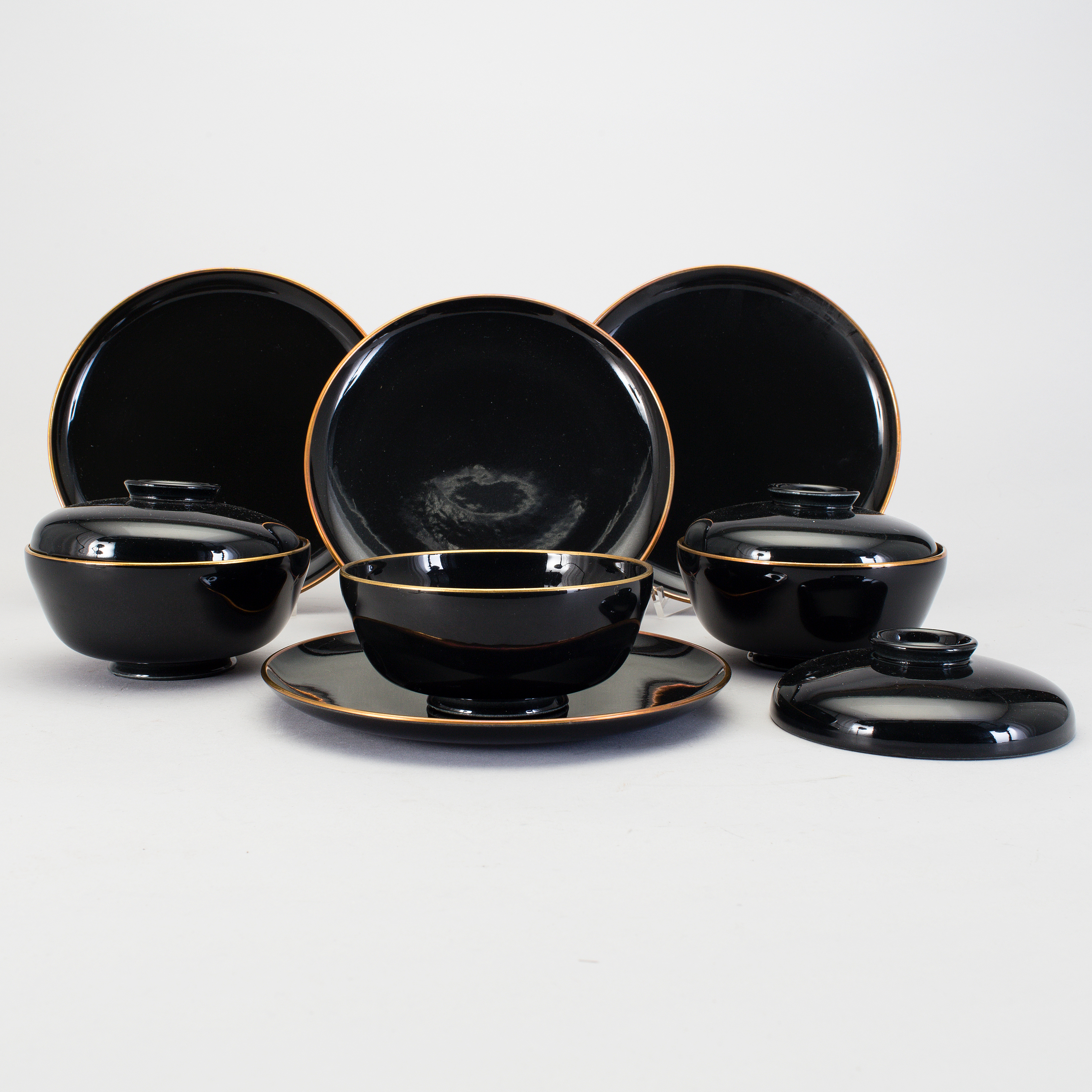 12 bouillon cups with lids and saucers, porcelain, Rörstrand. Bukowskis