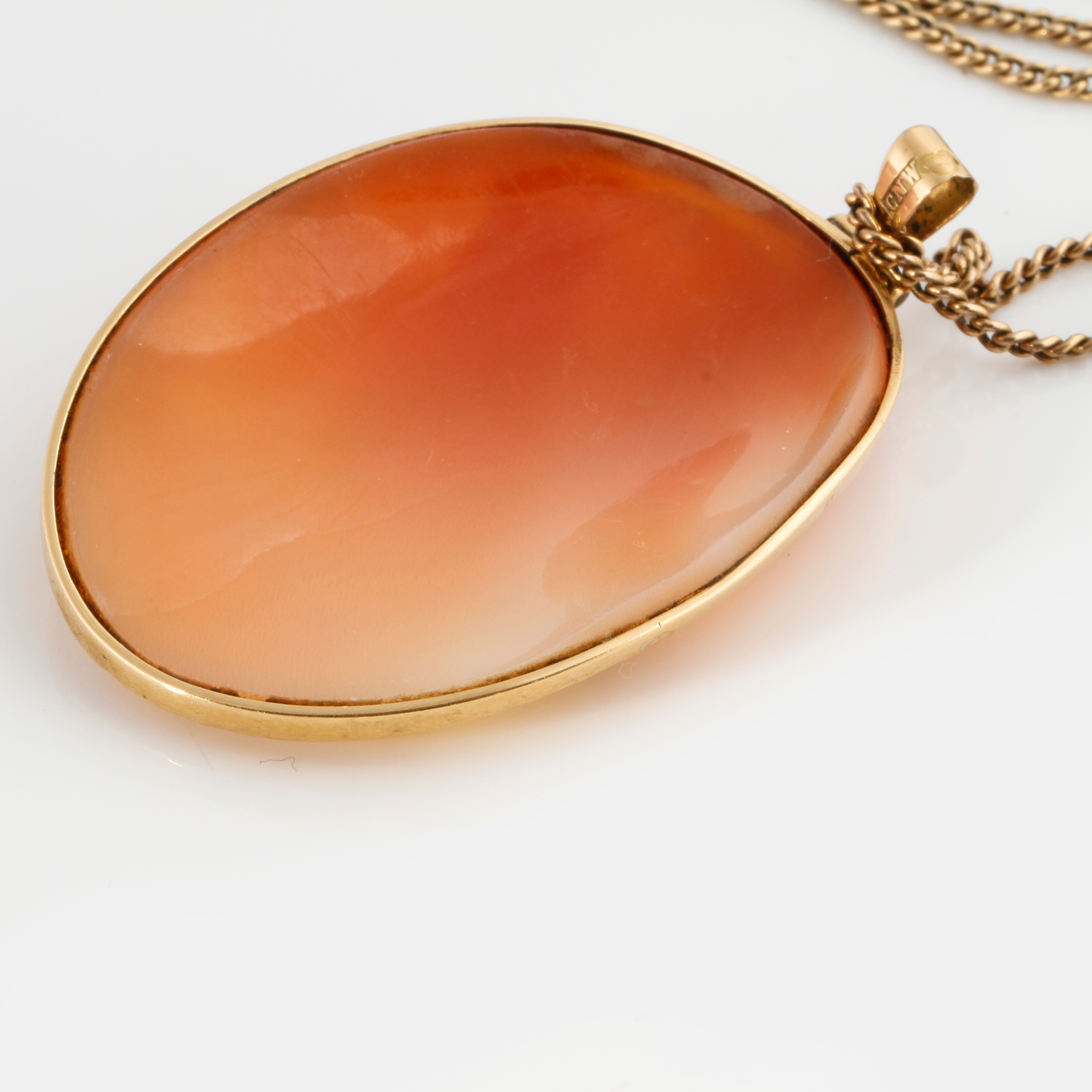 A cameo pendant. Bukowskis