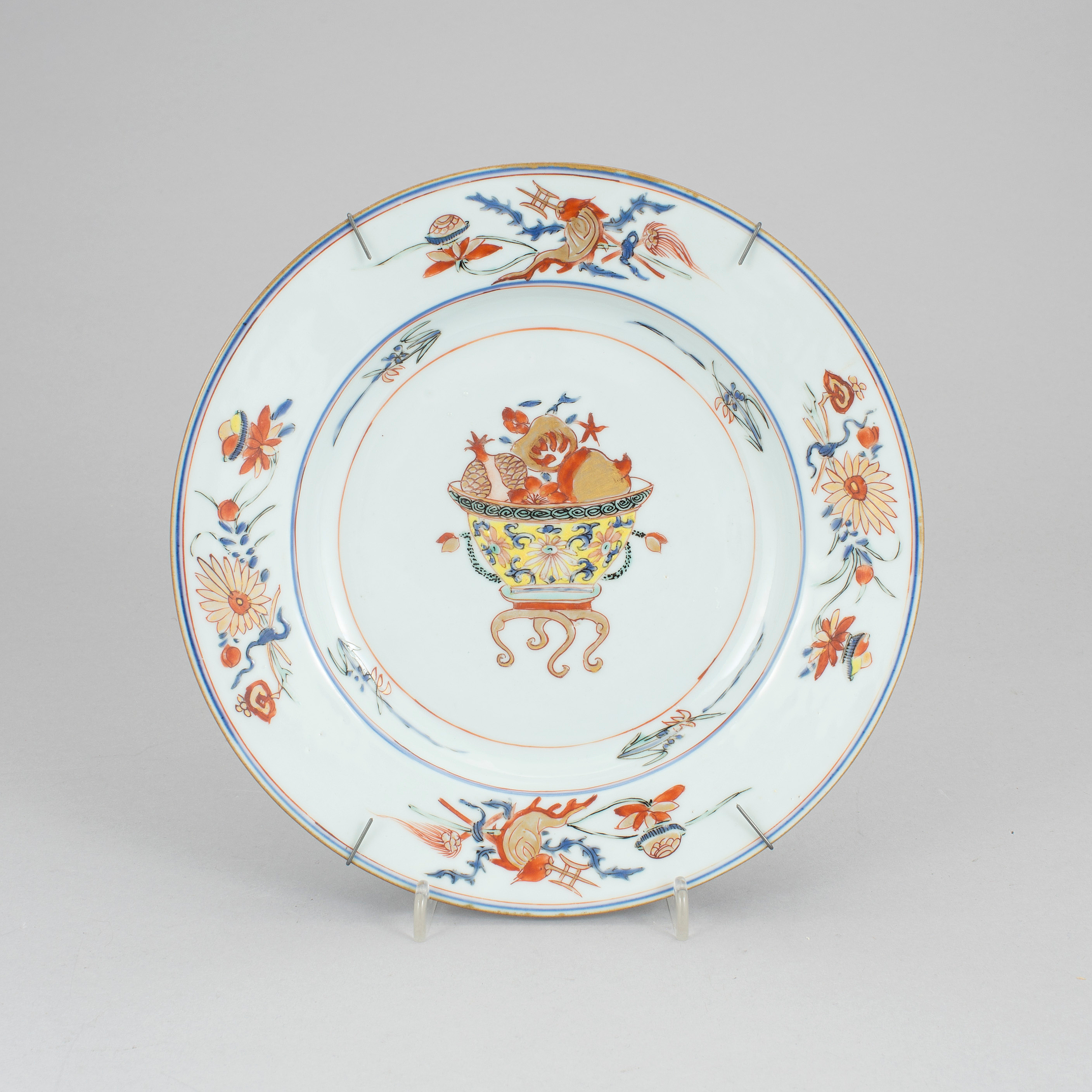A chinese porcelain dish, Qianlong (173695). Bukowskis