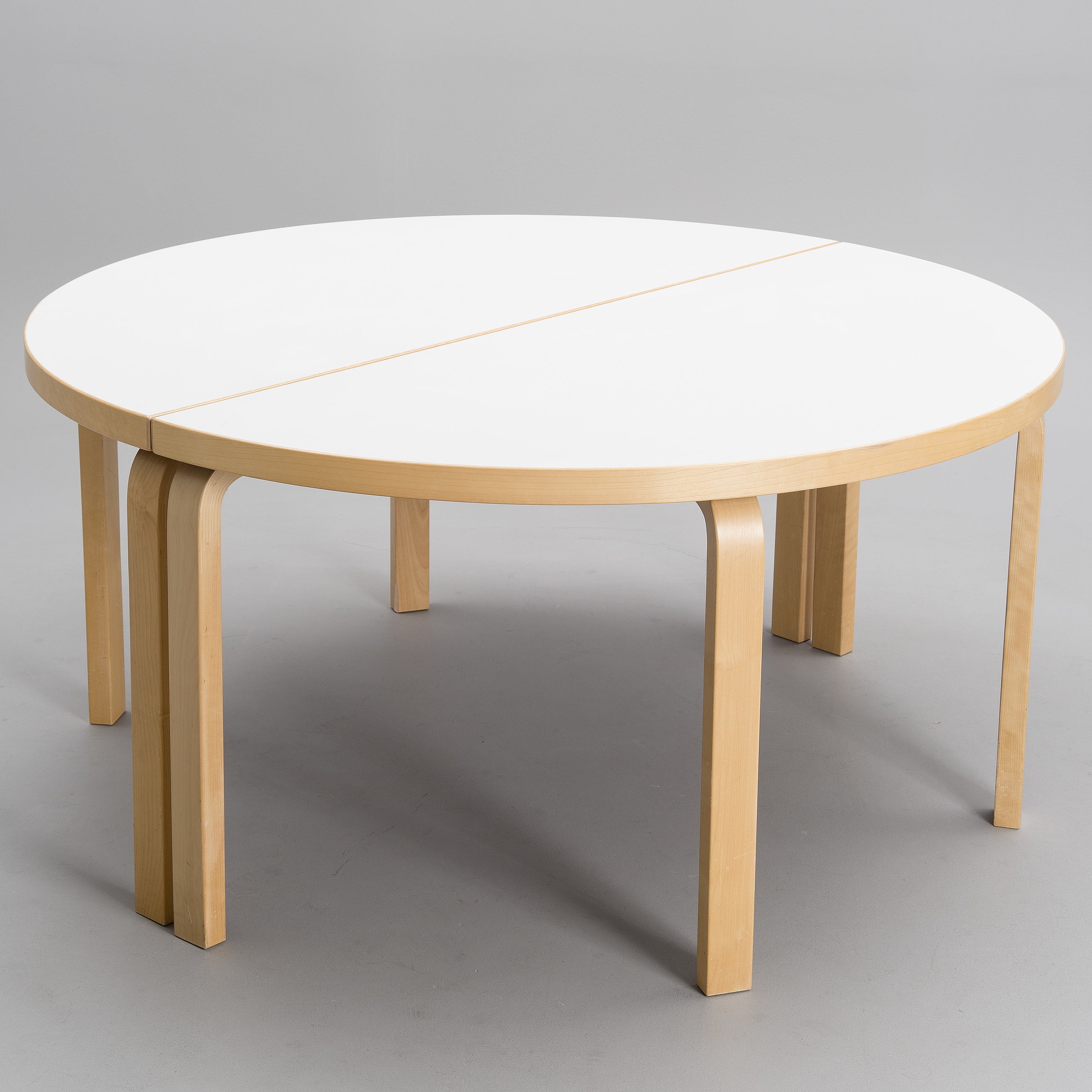 Auktionstipset alvar aalto 2 96. tudelat runt bord.