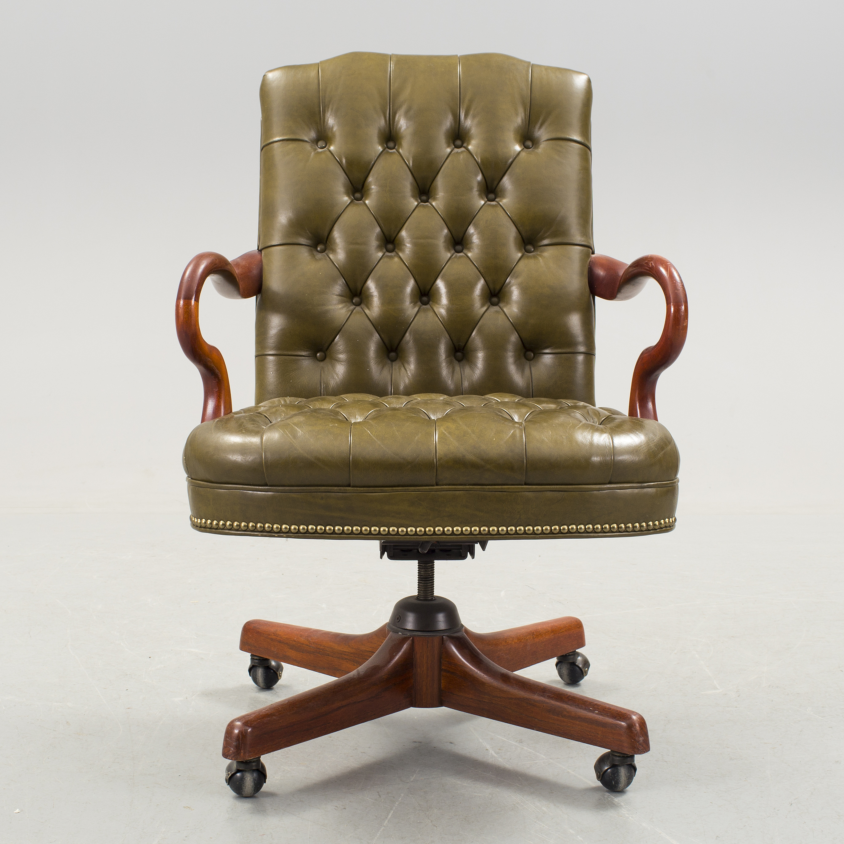 A Chesterfield Style Sweivel Chair Alex Stuart Design Inc Chatsworth California Usa Late 20th Century Bukowskis