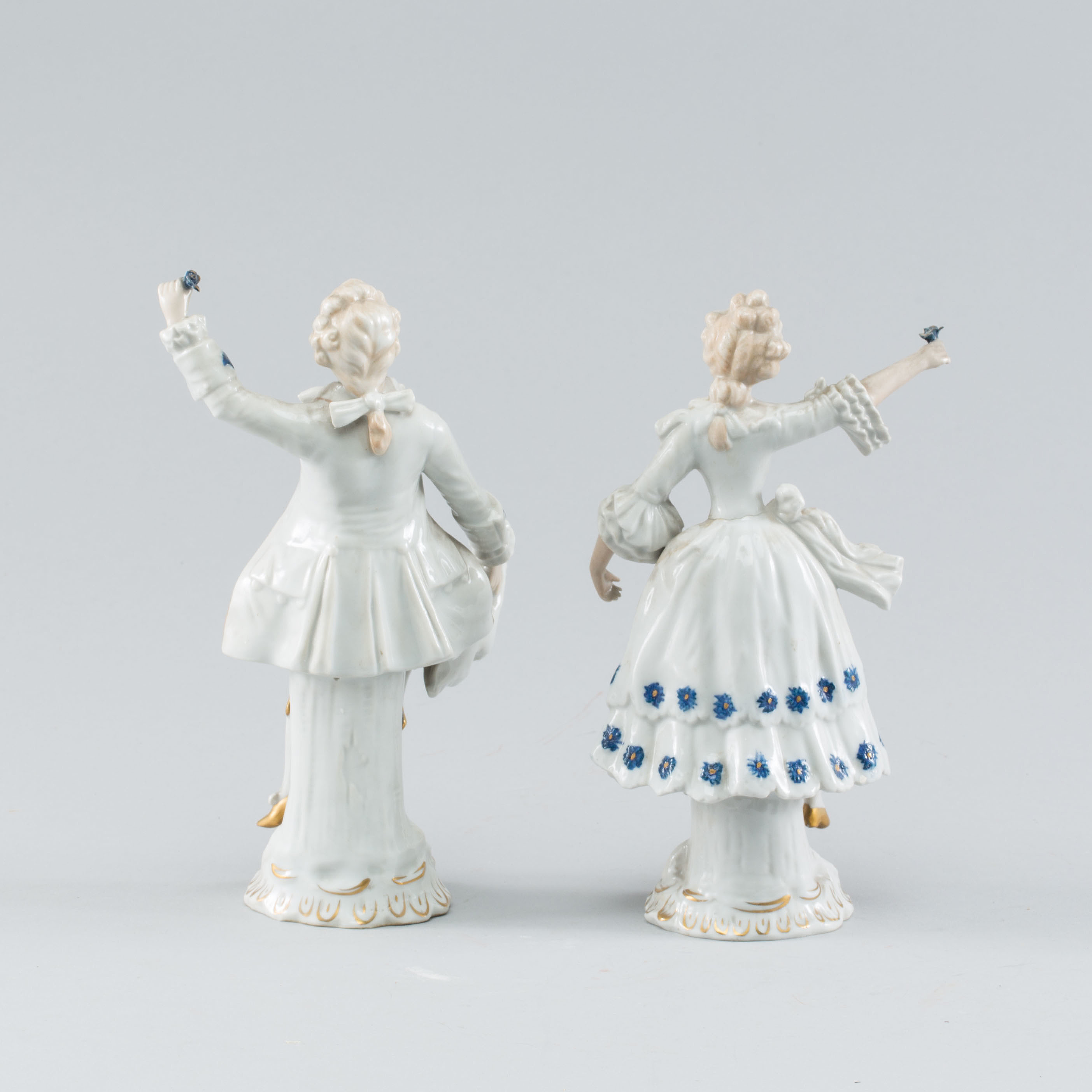 A PAIR OF PORCELAIN FIGURINES BY SITZENDORF, 20th century, - Bukowskis