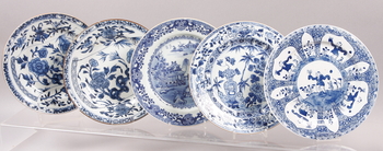 81039. TALLRIKAR, 5 st, porslin, Kina mest Qianlong 1700-tal.