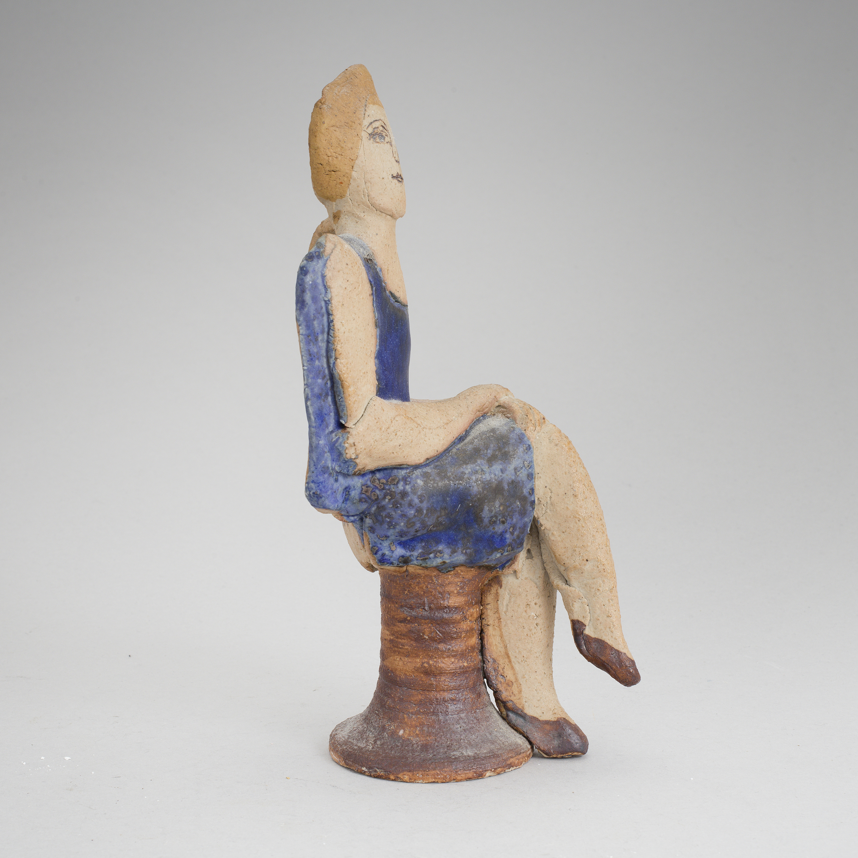 A stoneware vase designed by Lisa Larson for Gustavsberg, dated 76. Bukowskis