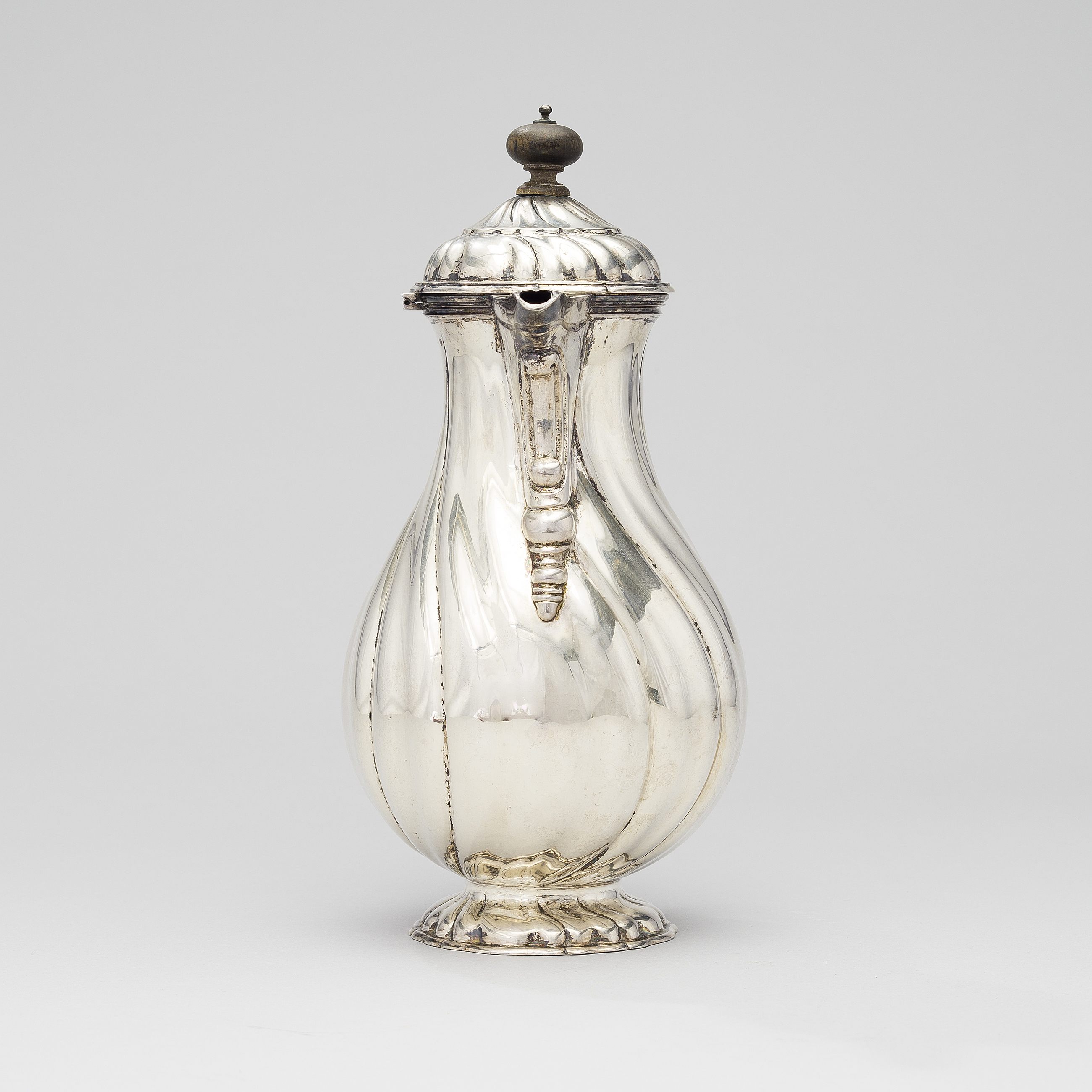 A GERMAN, OSTHUES SILVER COFFEE POT, Germany early 20th century. Weight