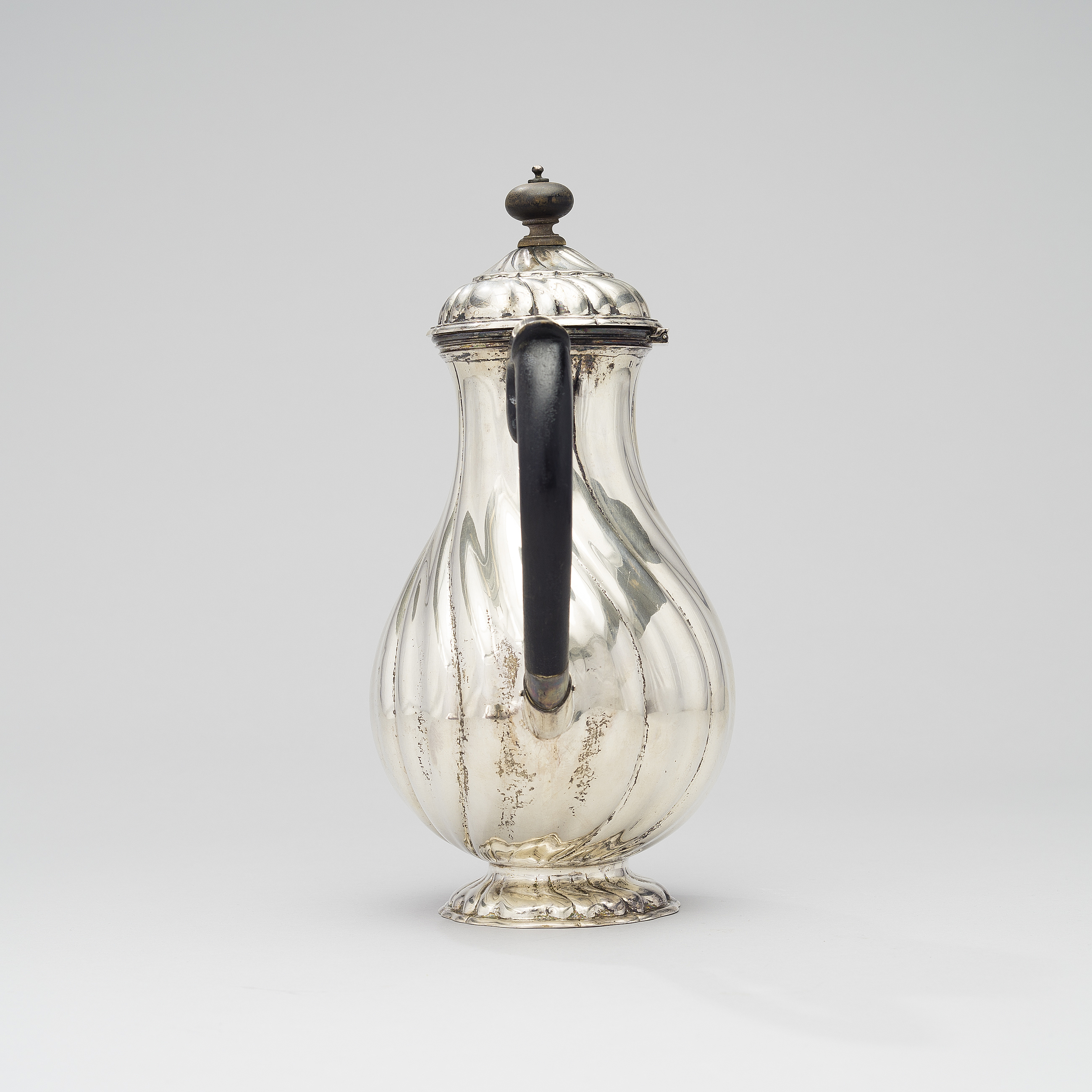 A GERMAN, OSTHUES SILVER COFFEE POT, Germany early 20th century. Weight