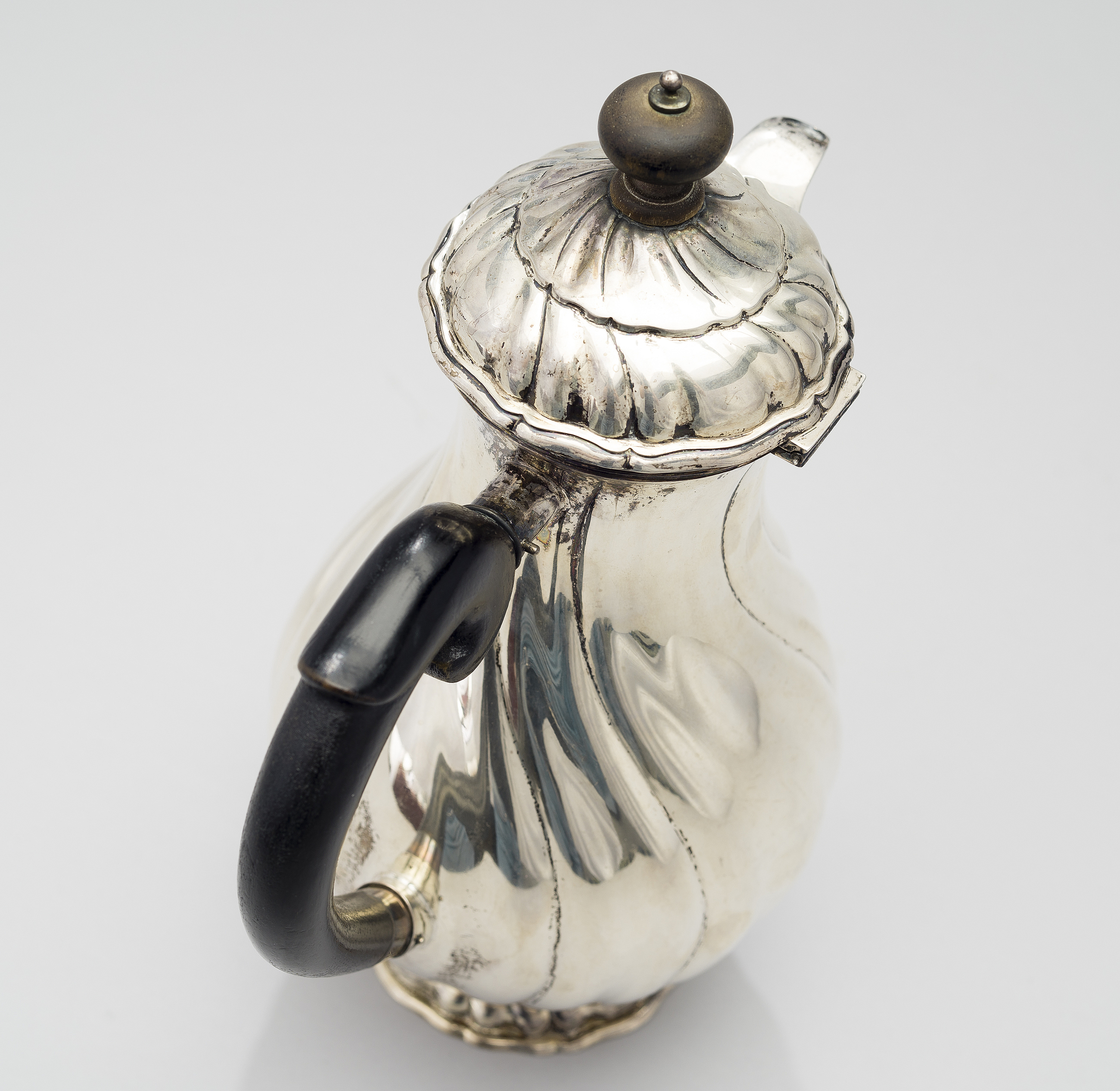 A GERMAN, OSTHUES SILVER COFFEE POT, Germany early 20th century. Weight