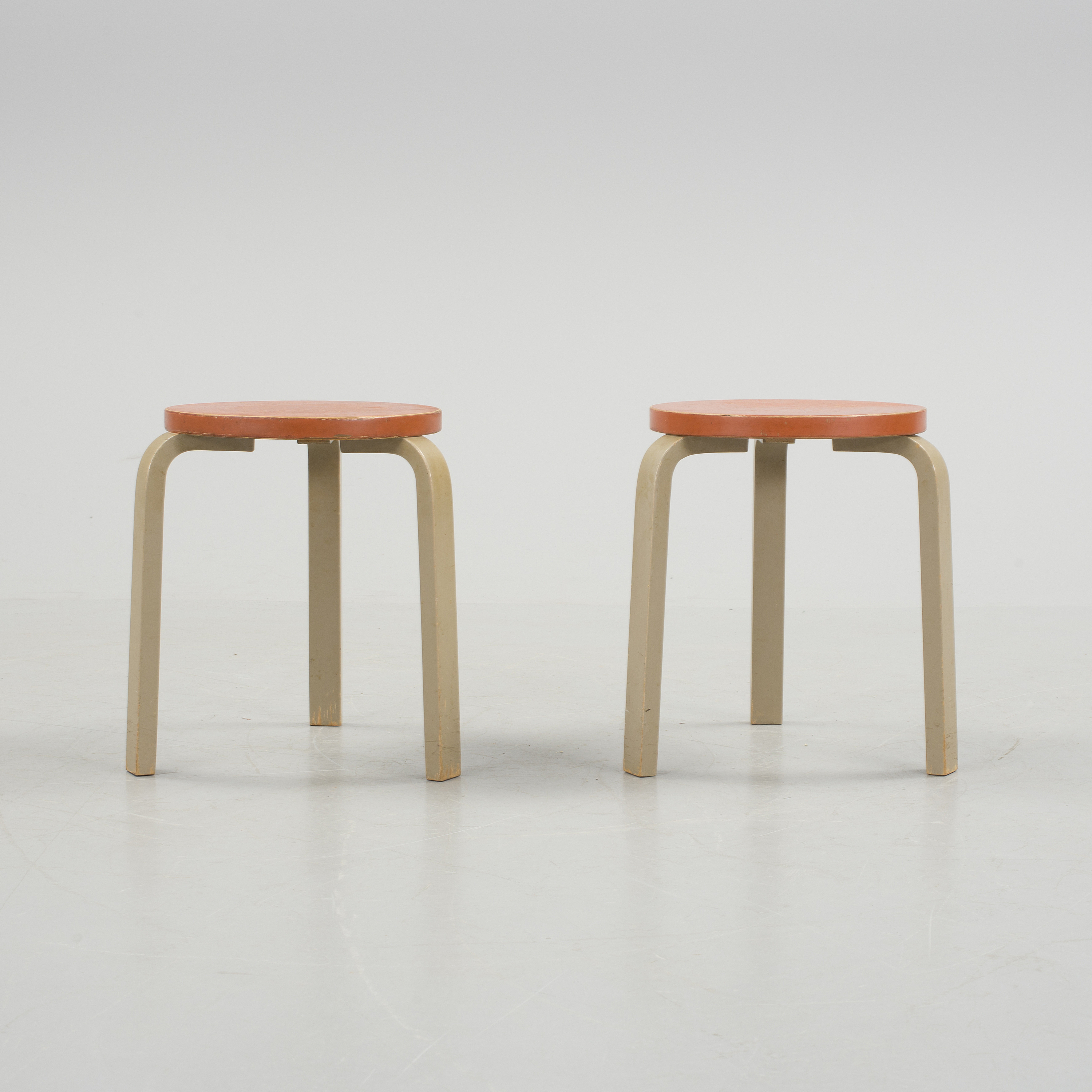 Alvar aalto, pallar, ett par, aalto möbler, 1940/50tal. bukowskis Alvar aalto møbler