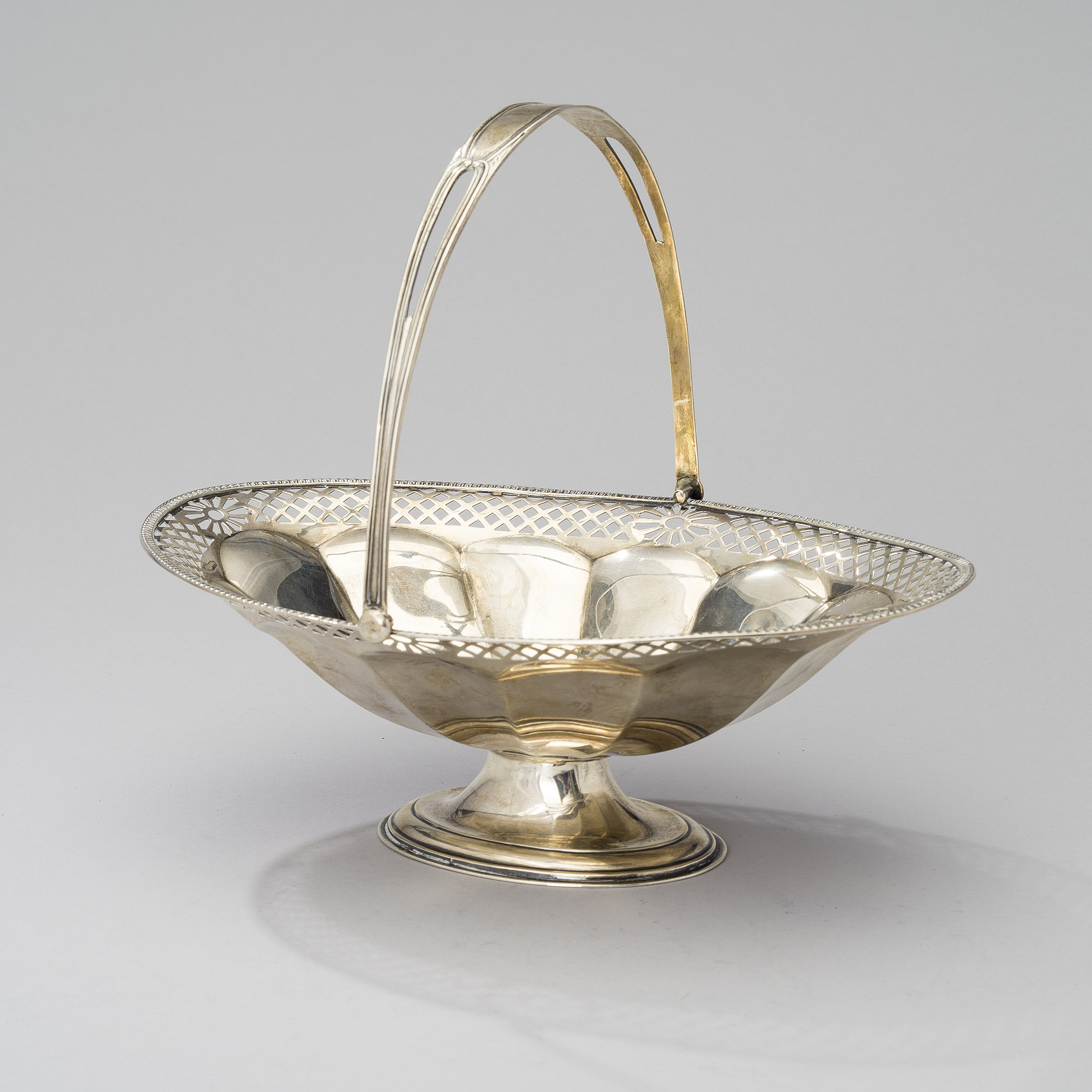 SWING HANDLE BASKET, silver, Sheffield 1844, weight 342 g. Bukowskis