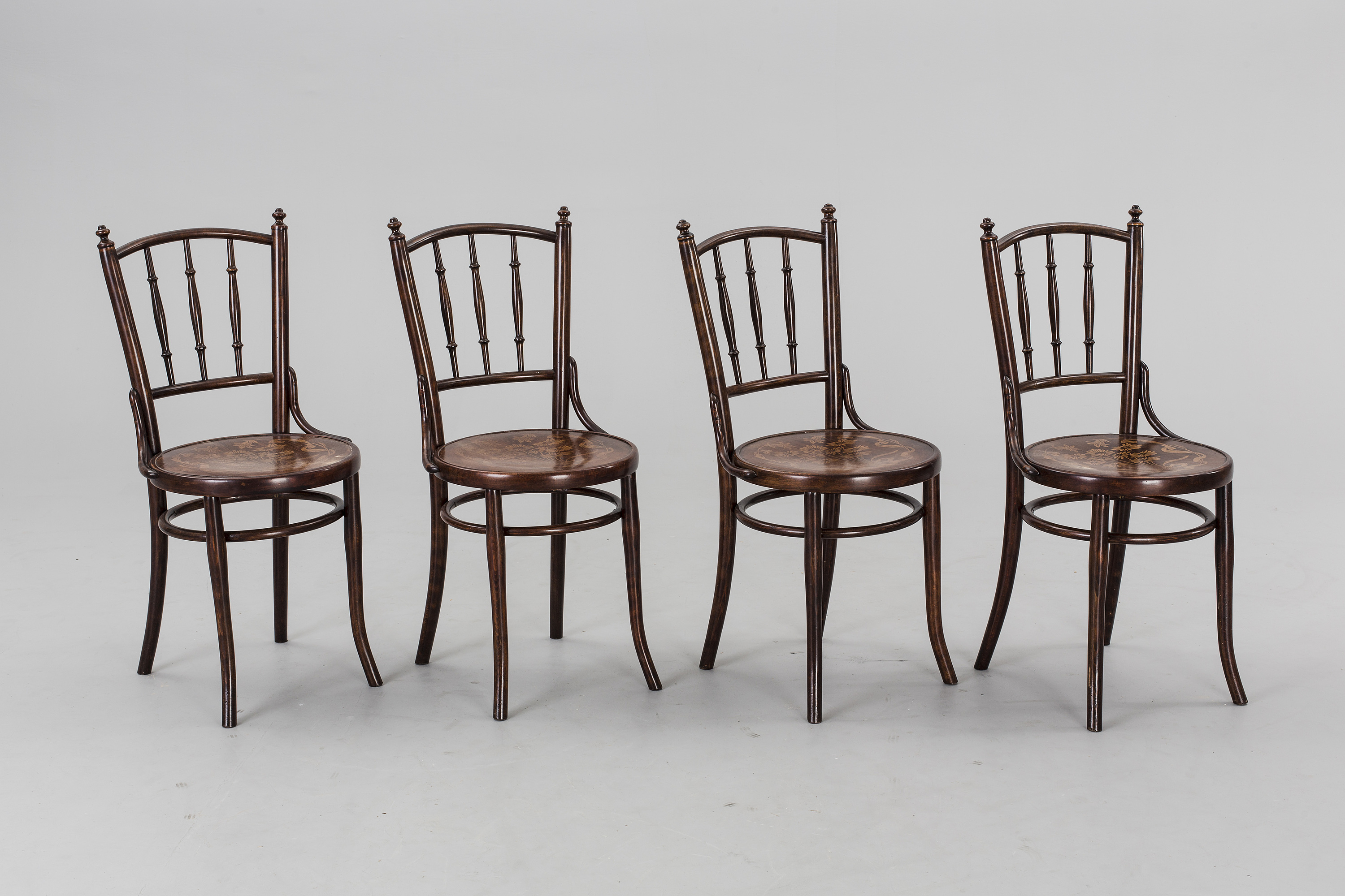 A set of 4 Mundus chairs, early 120th century. Bukowskis