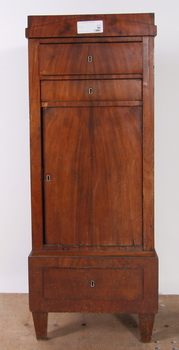 8377. KOLONNSKÅP, Karl Johan, 1800-talets första hälft.