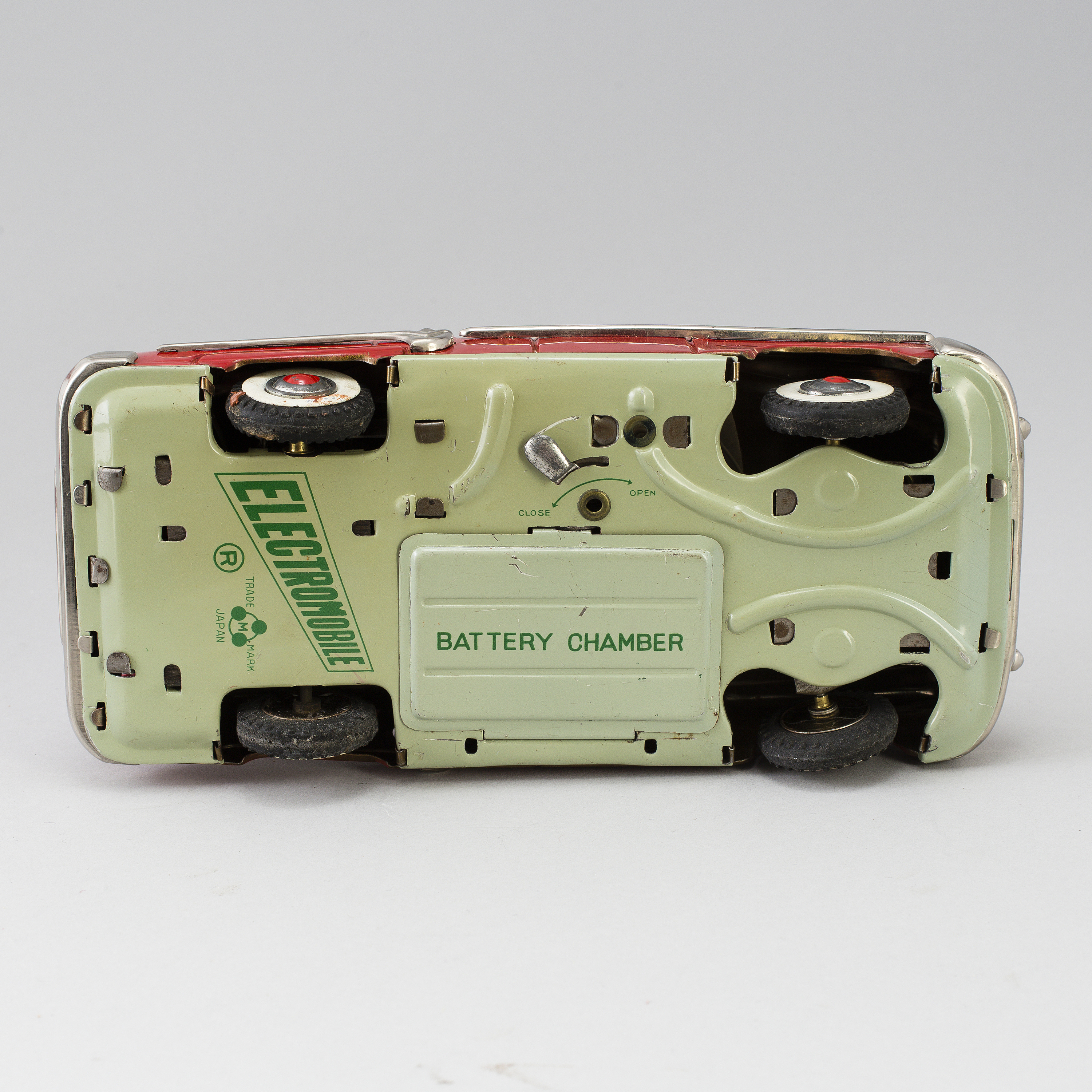 2 toys, including a car by Electromobile, Japan. Bukowskis