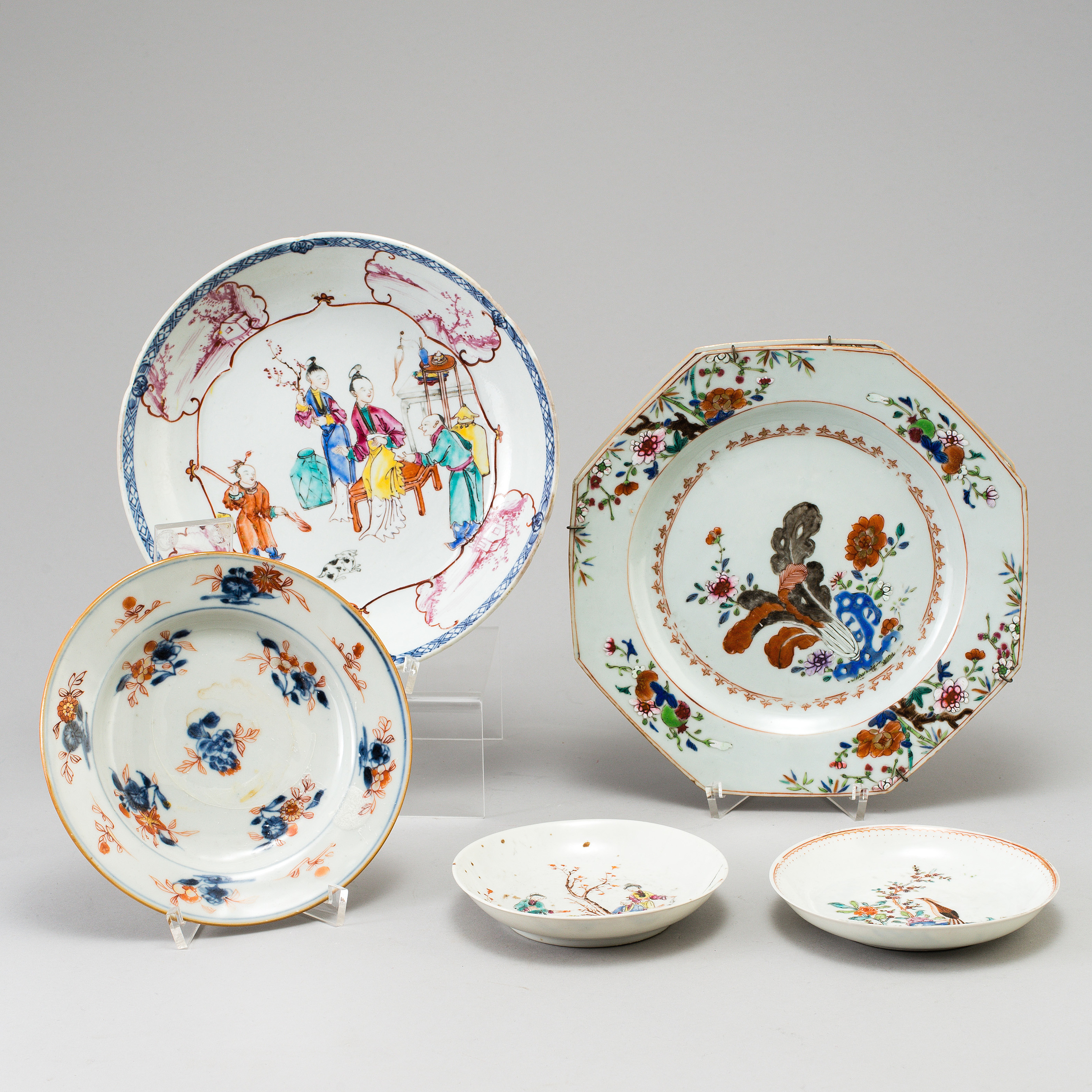 A set of 6 chinese Qianlong porcelain dishes. Bukowskis