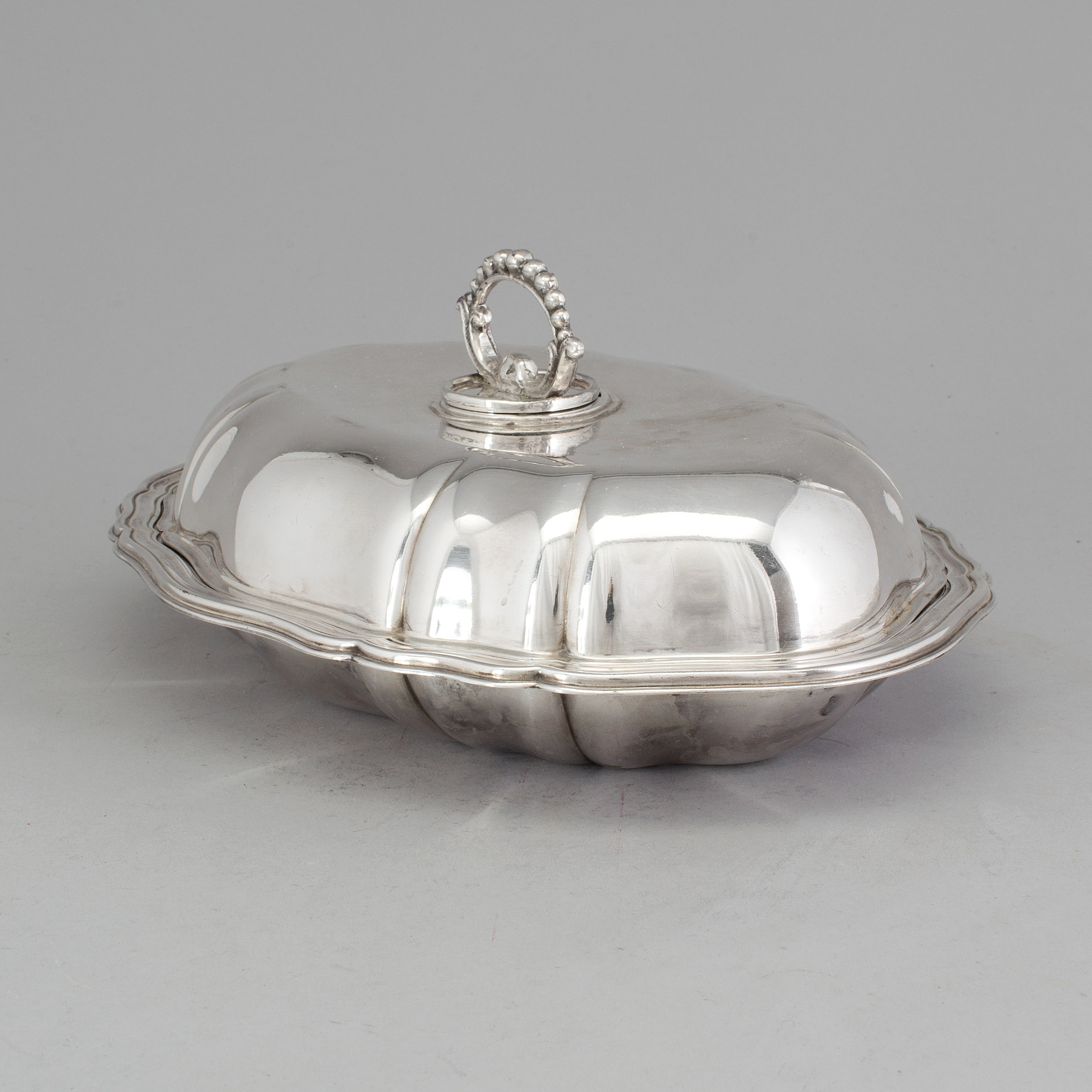 A 20th century silver plate divided serving dish with lid. Bukowskis