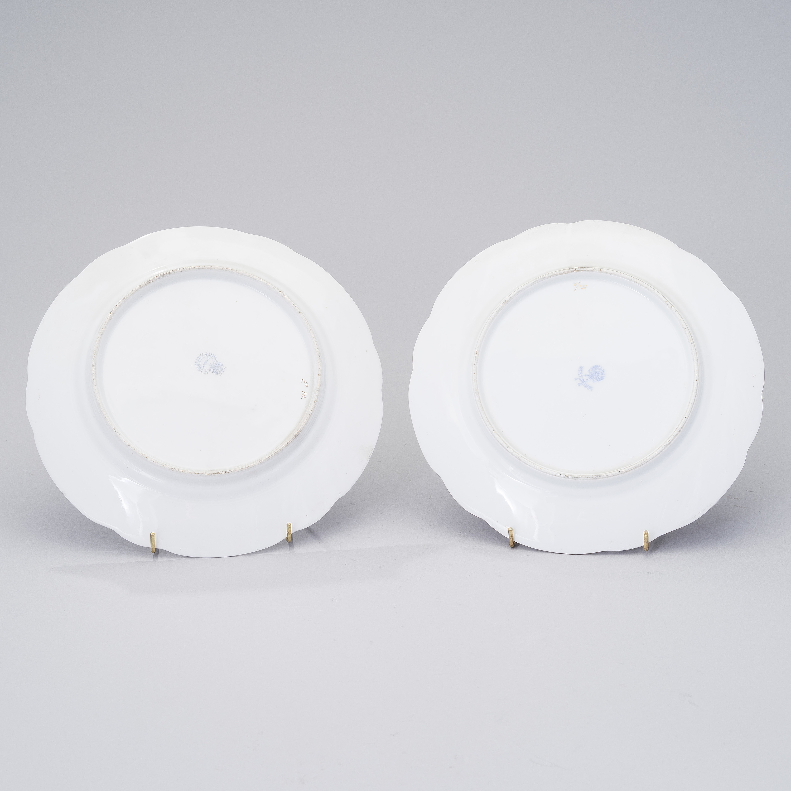 A pair of Russian porcelain dishes by M.S Kuznetsov. - Bukowskis