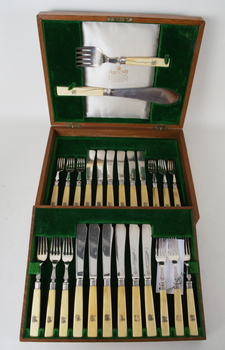 86703. FISKBESTICK, 26 delar. Pläter, Mappin  Webb, London.