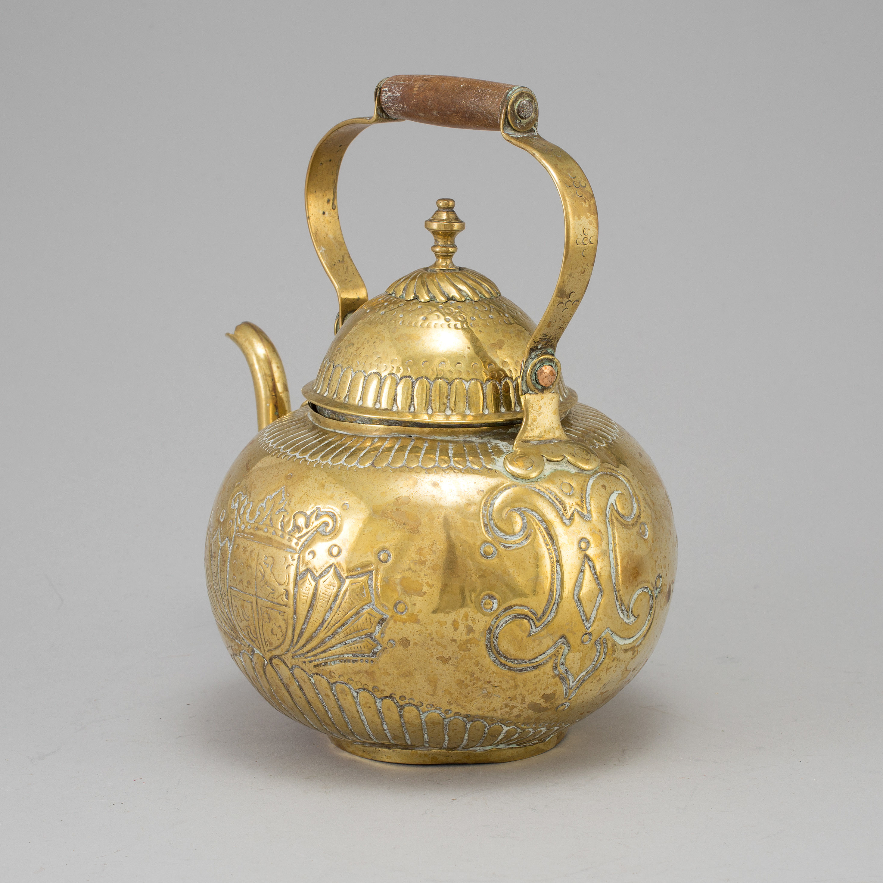 A 18th century brass tea pot. Bukowskis