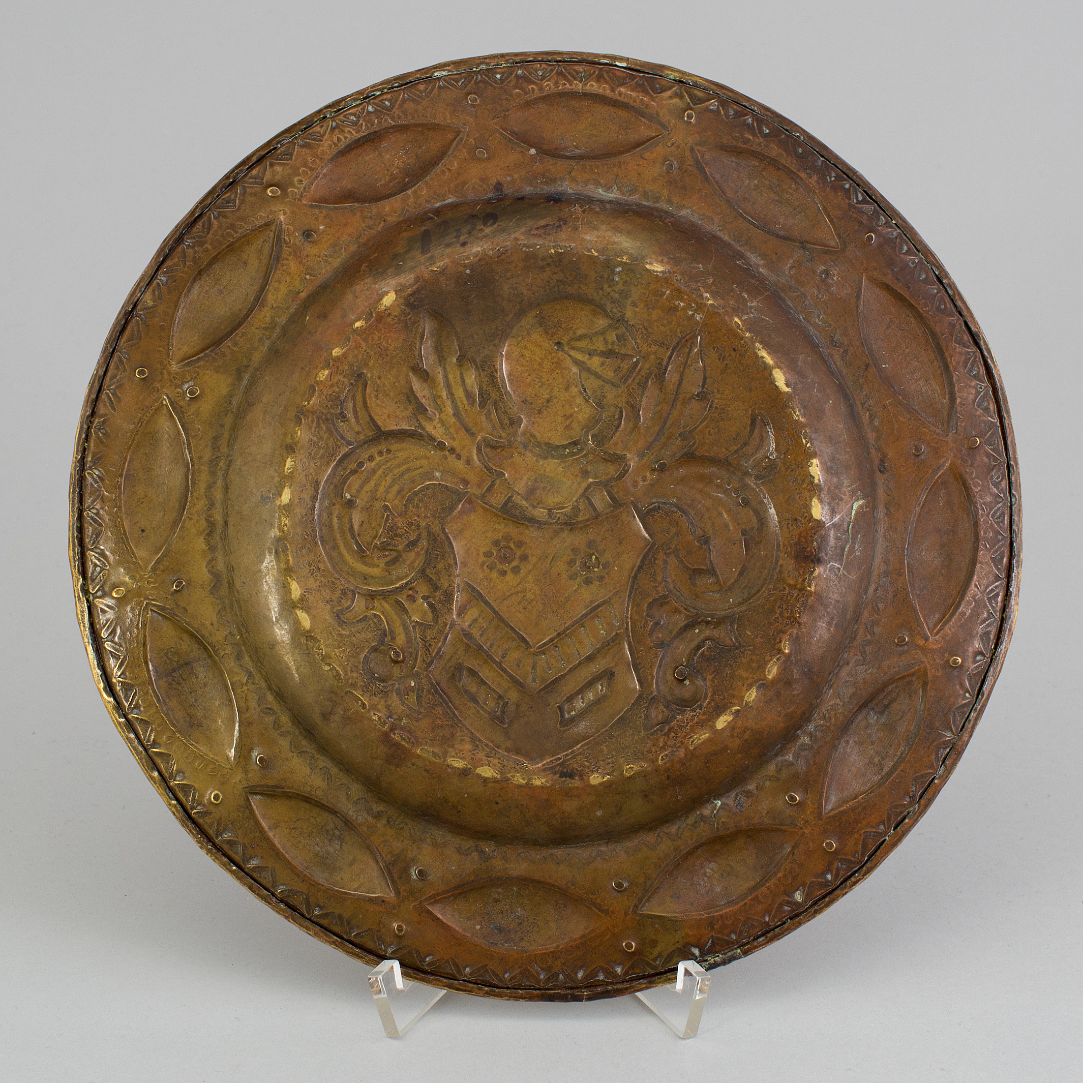 A BRASS DISH, 18th/19th century. Bukowskis