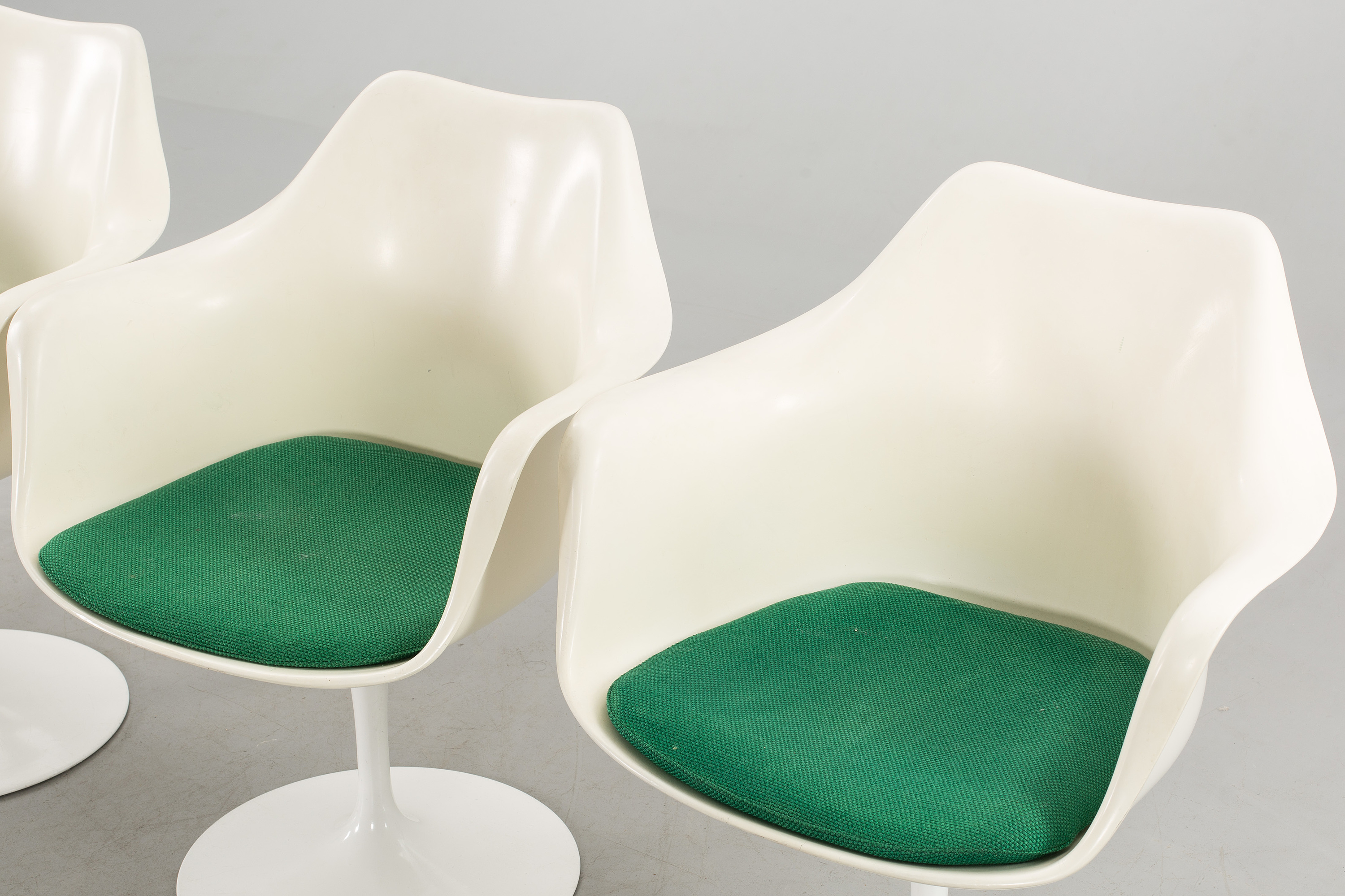 EERO SAARINEN TABLE AND CHAIRS. Bukowskis