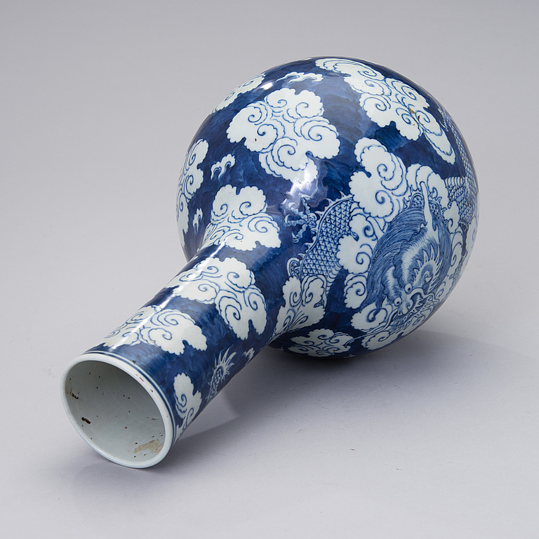 A latter half of the 19th century Chinese porcelain vase. Bukowskis